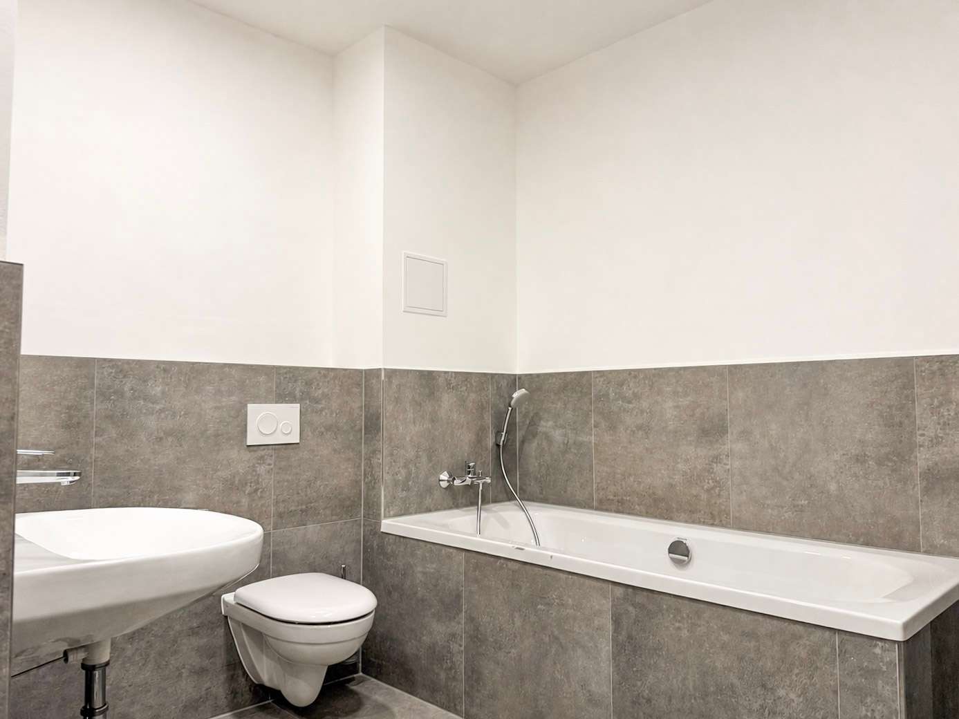 Bad mit Wanne am Schlafzimmer
