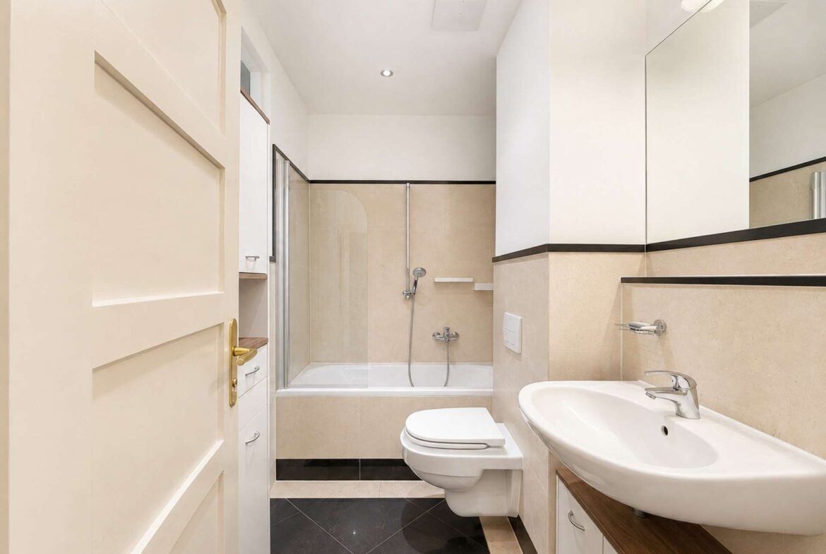 Badezimmer mit Badewanne