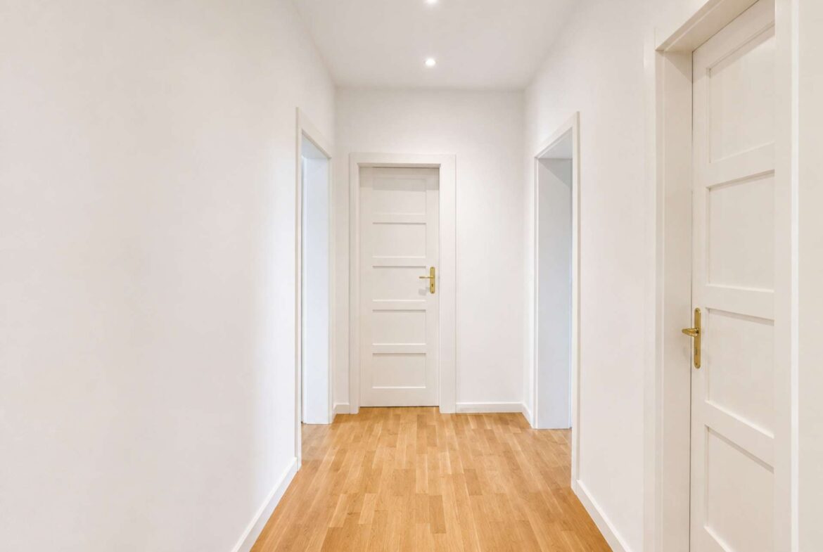 Flur mit Downlights