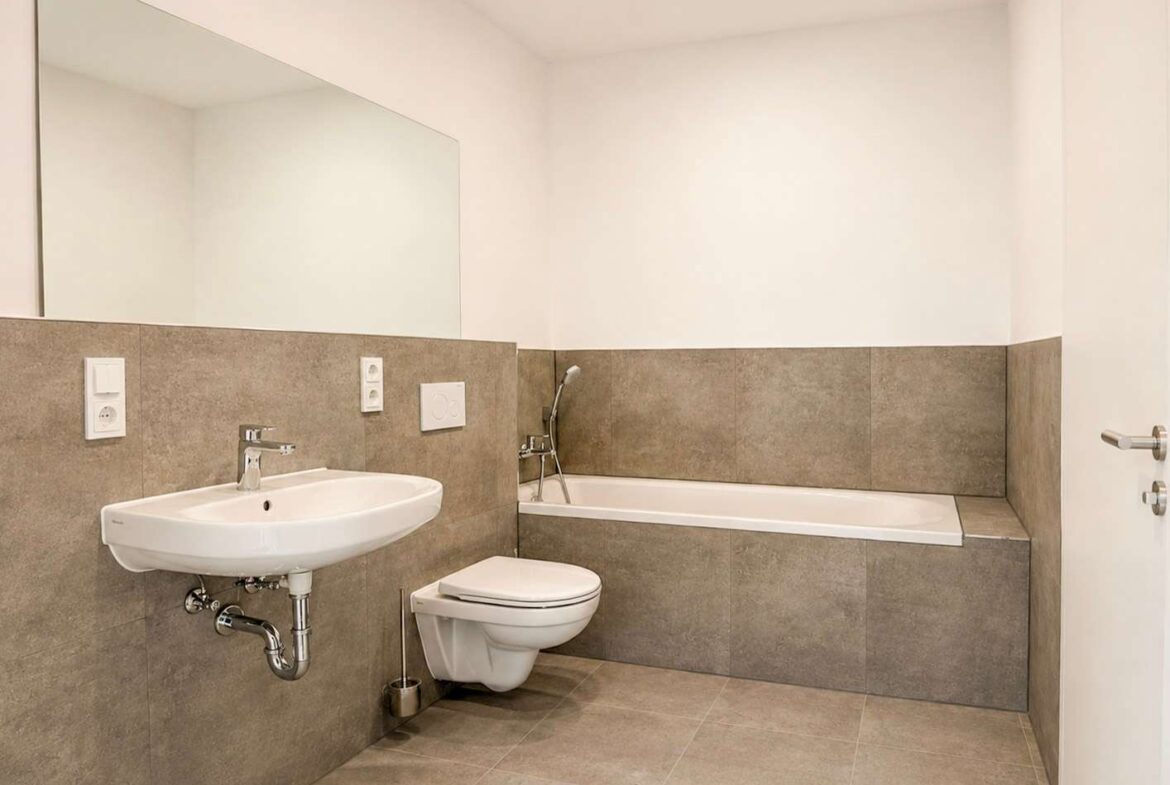Zweites Badezimmer mit Wanne