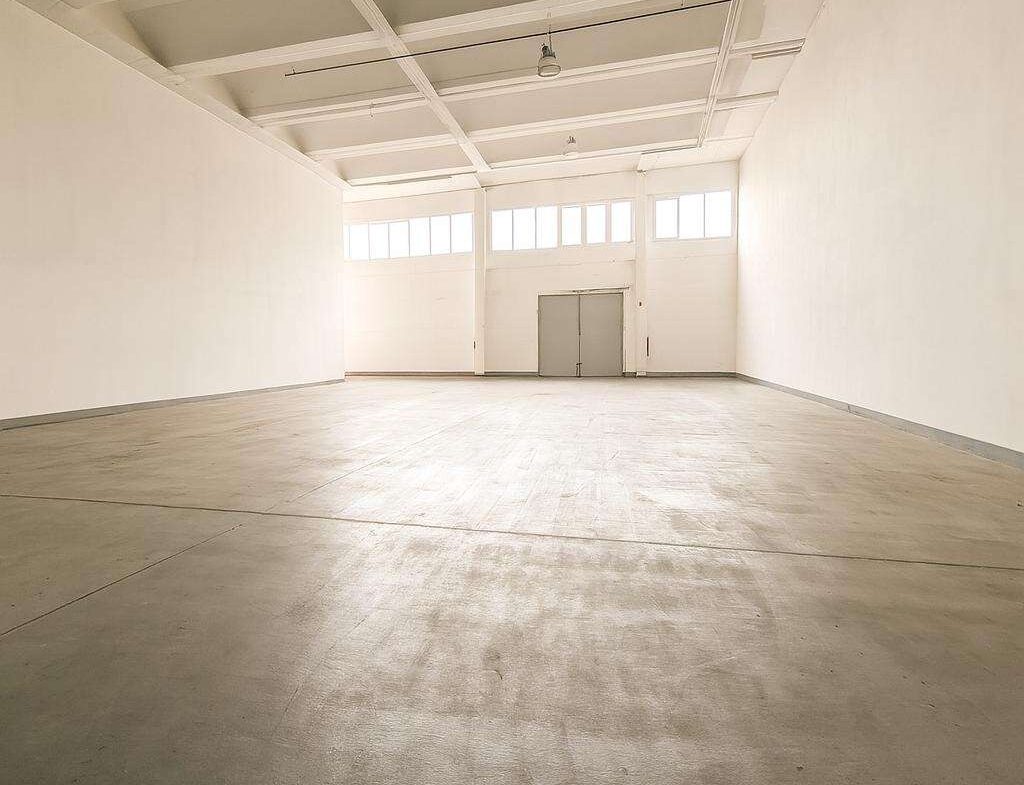 Große Halle mit eigener Zufahrt