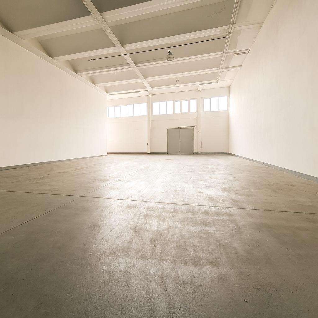 Große Halle mit eigener Zufahrt