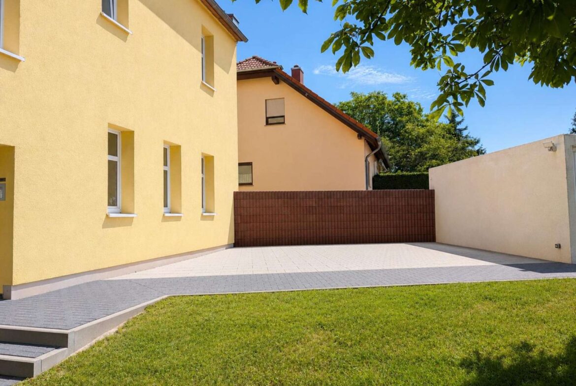 Hinter dem Haus