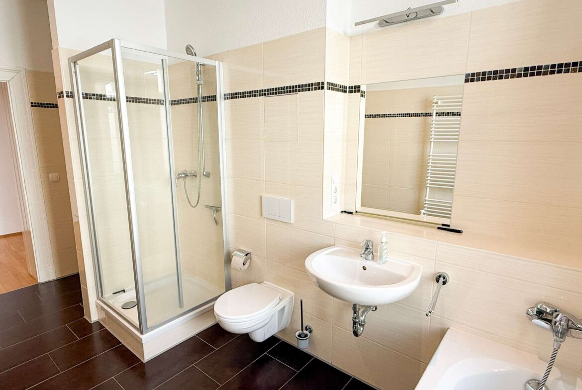 Badezimmer mit Dusche und Wanne