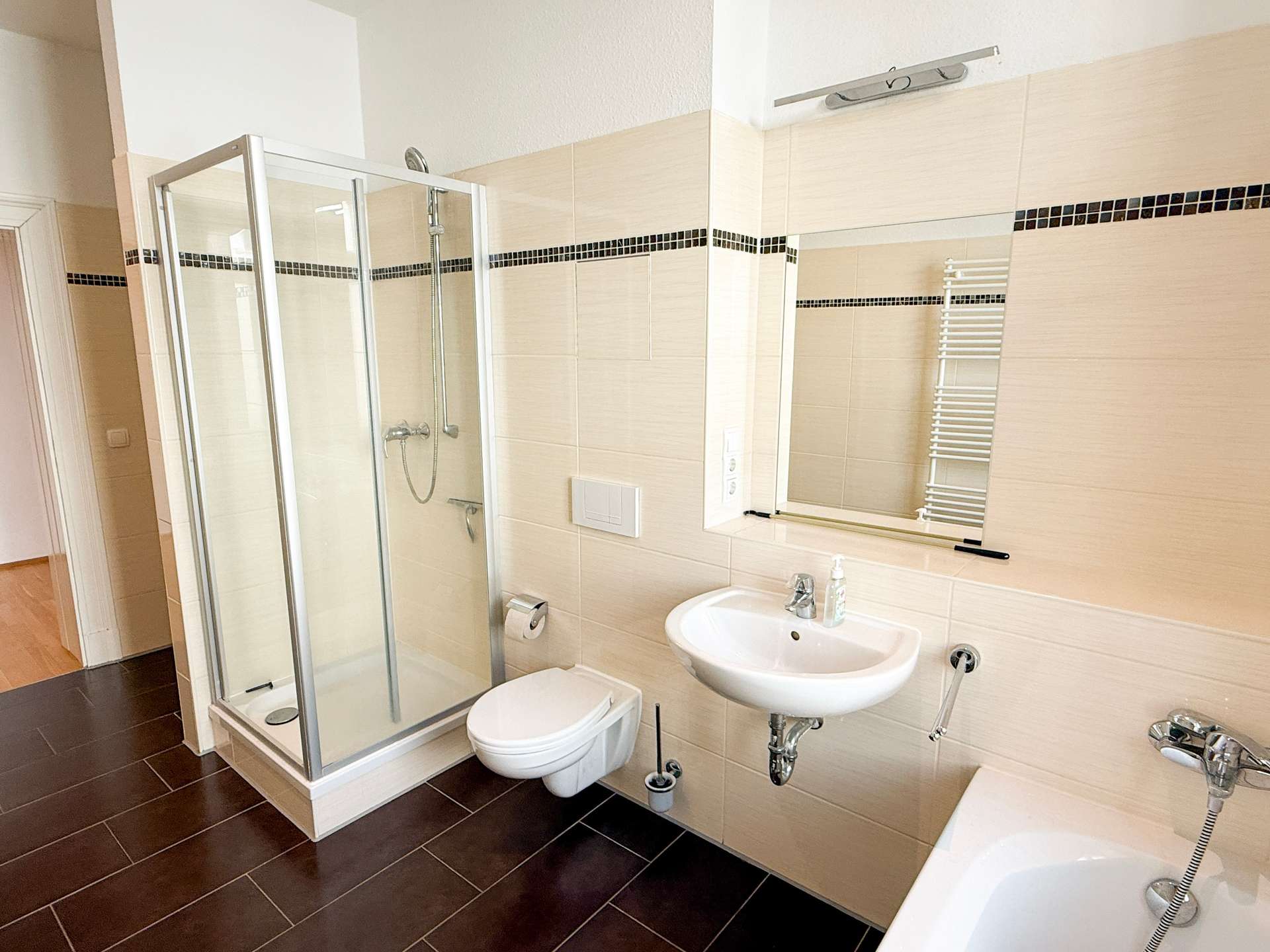 Badezimmer mit Dusche und Wanne