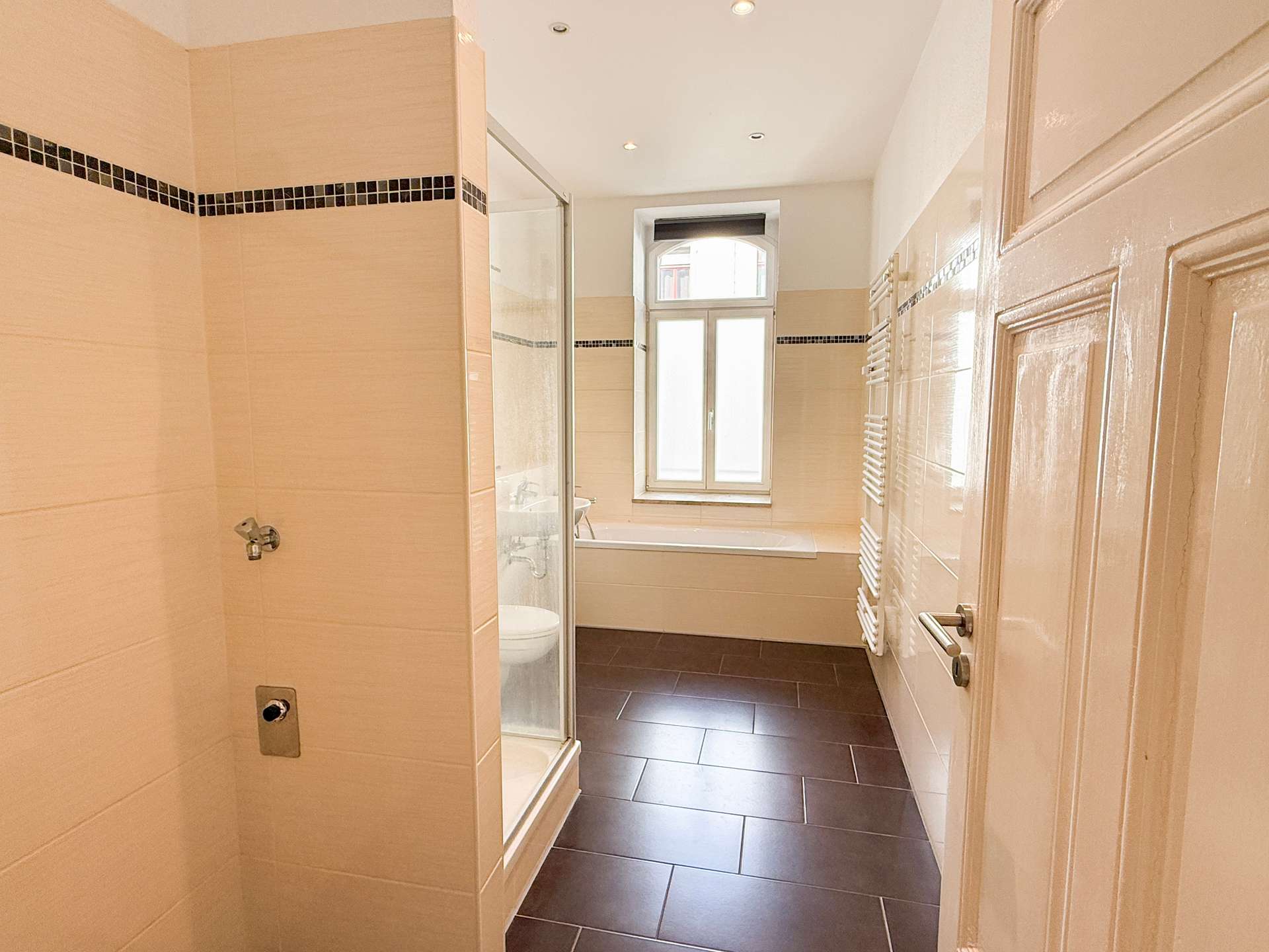 Badezimmer mit Waschmaschinenanschluss