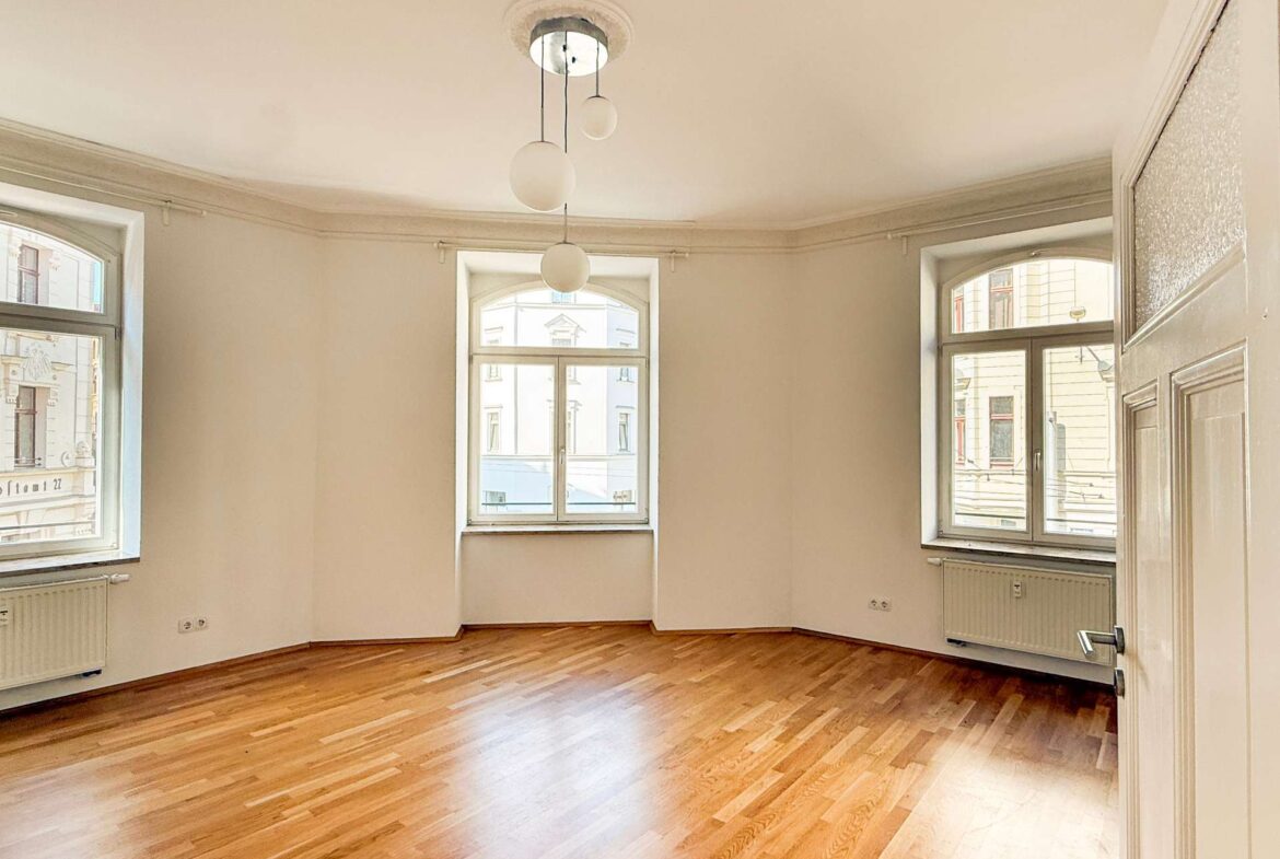 lichtdurchflutetes Wohnzimmer