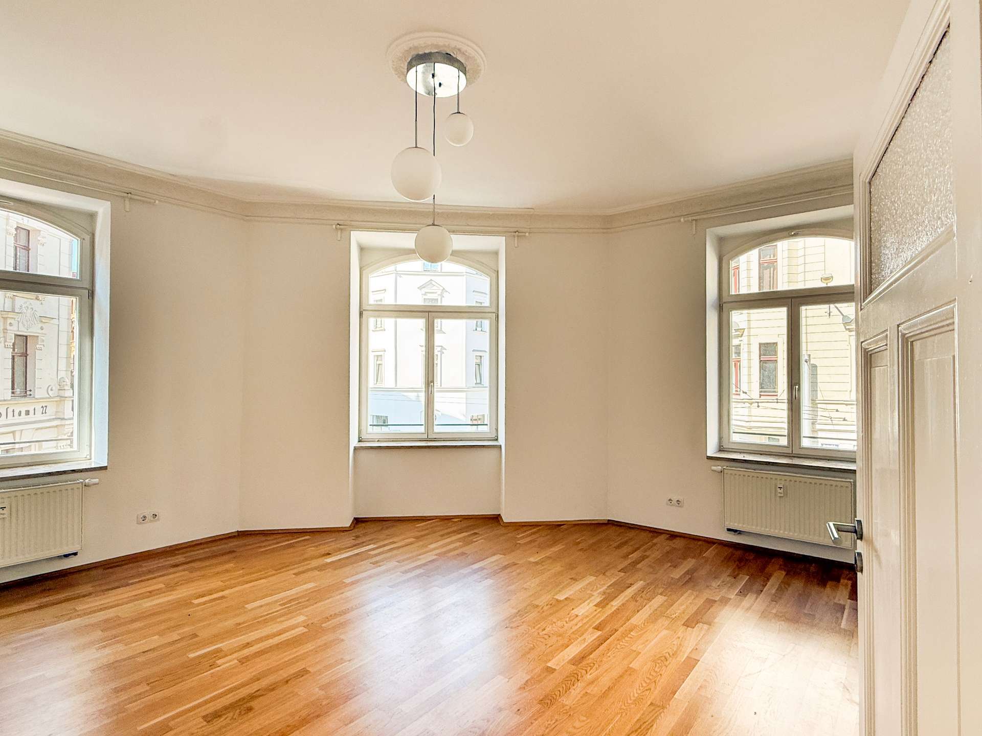 lichtdurchflutetes Wohnzimmer