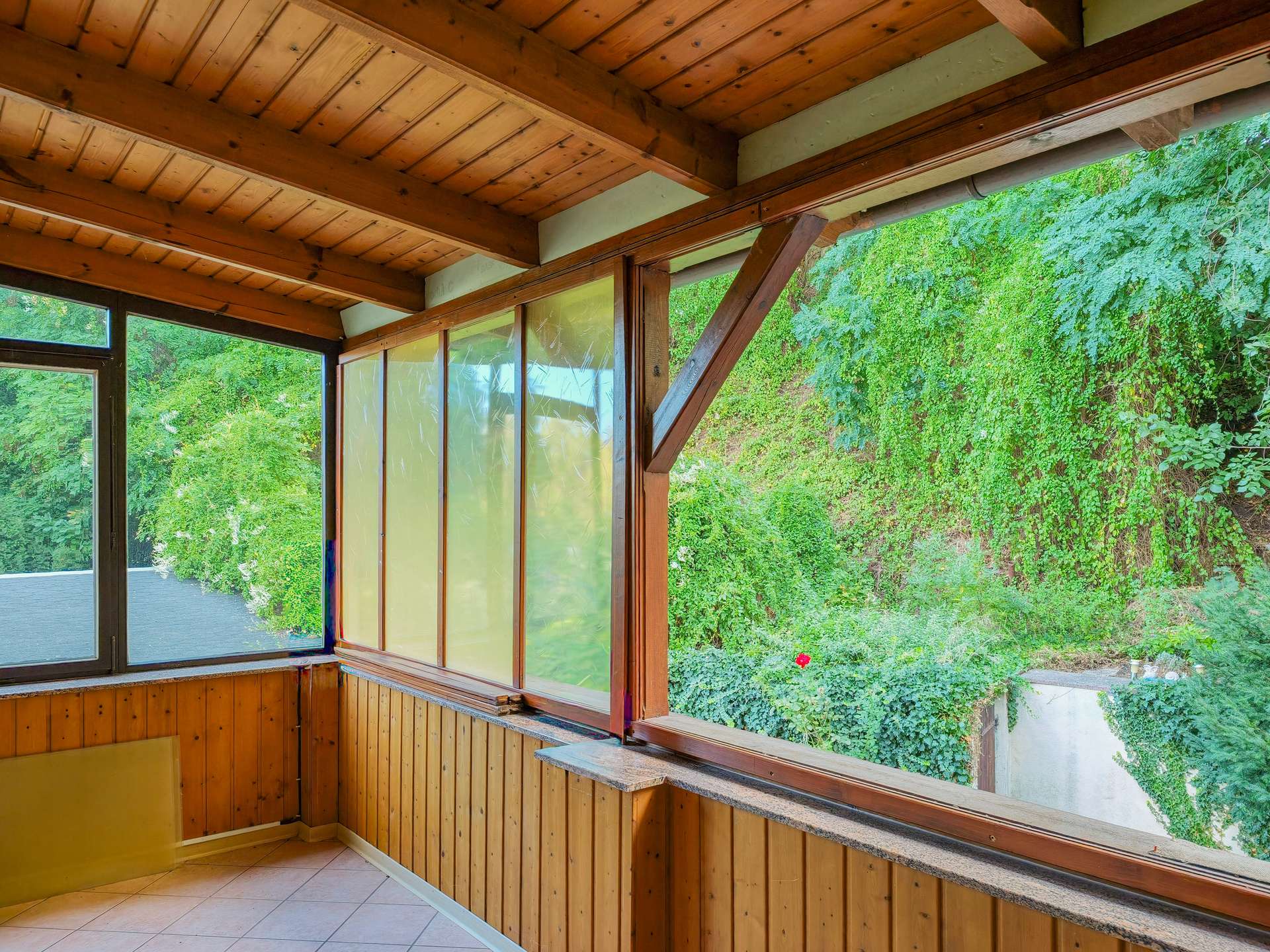 überdachter Balkon