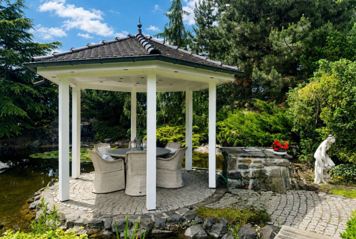 Pavillon mit Grill
