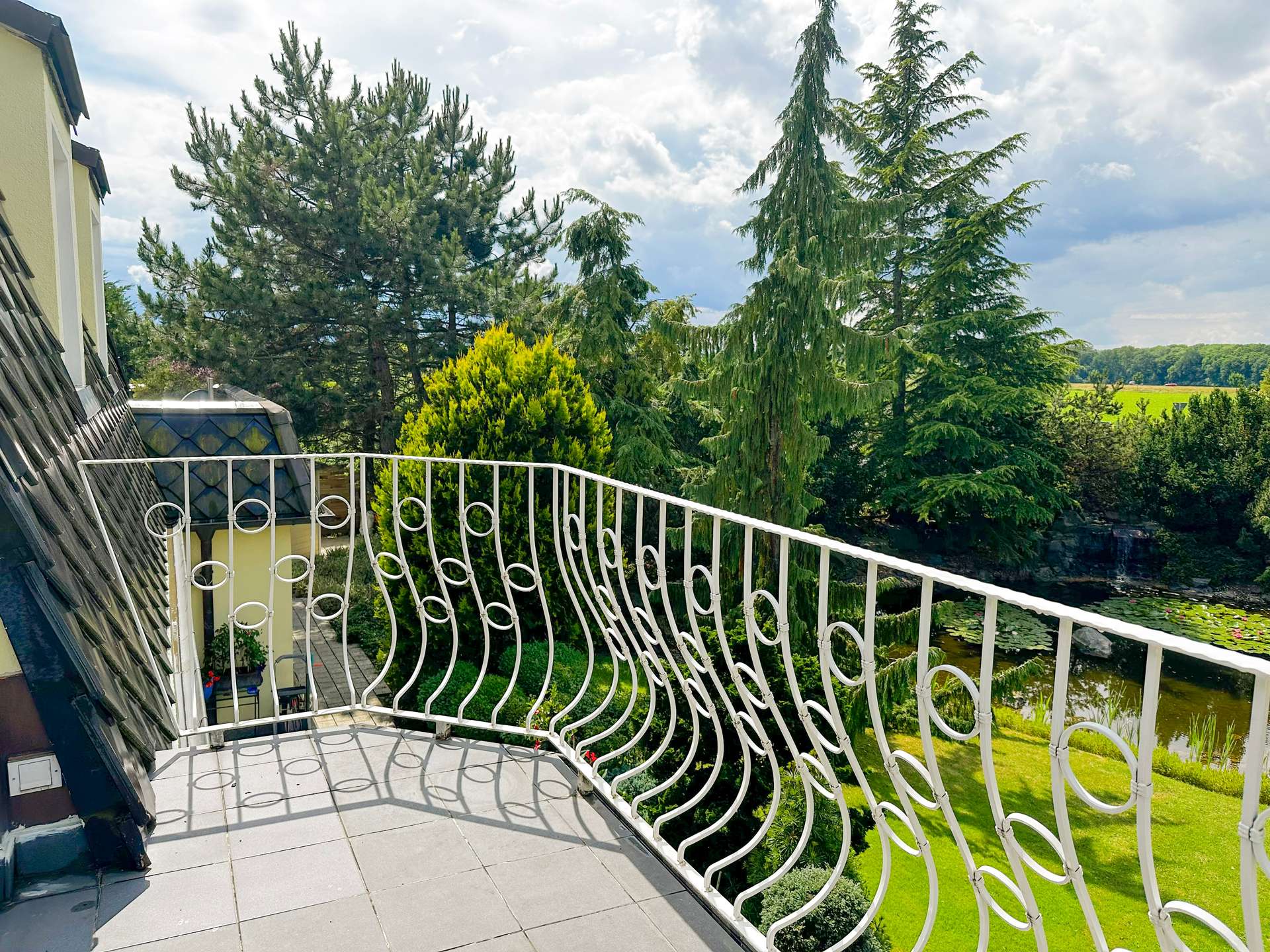 Balkon mit Blick ins Grün
