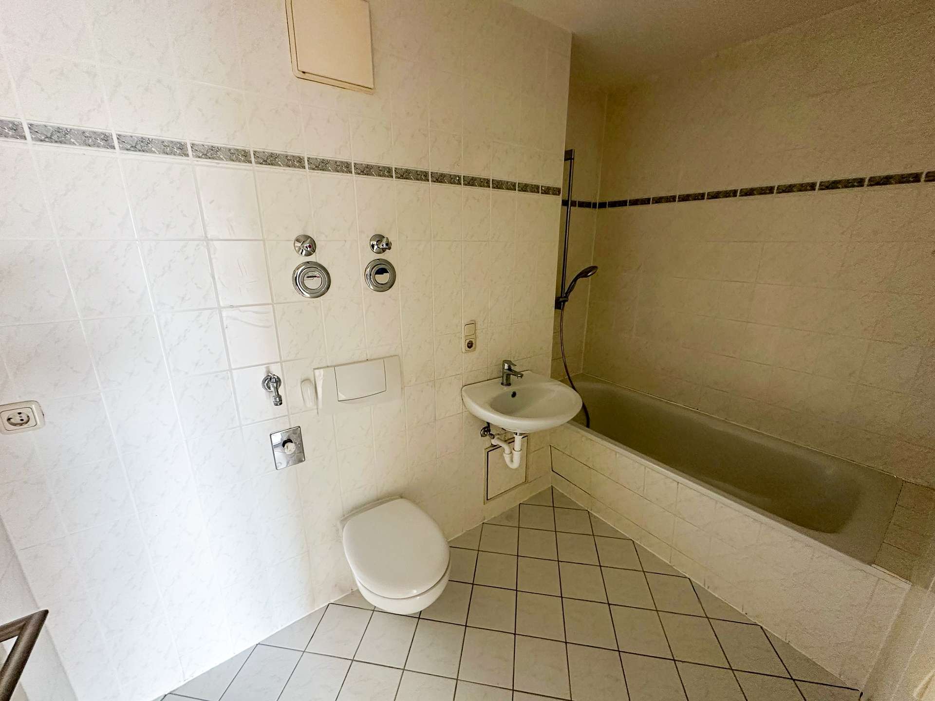 Bad mit Badewanne