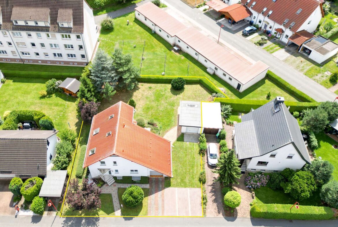 Haus mit Garagen und Außenstellplätzen