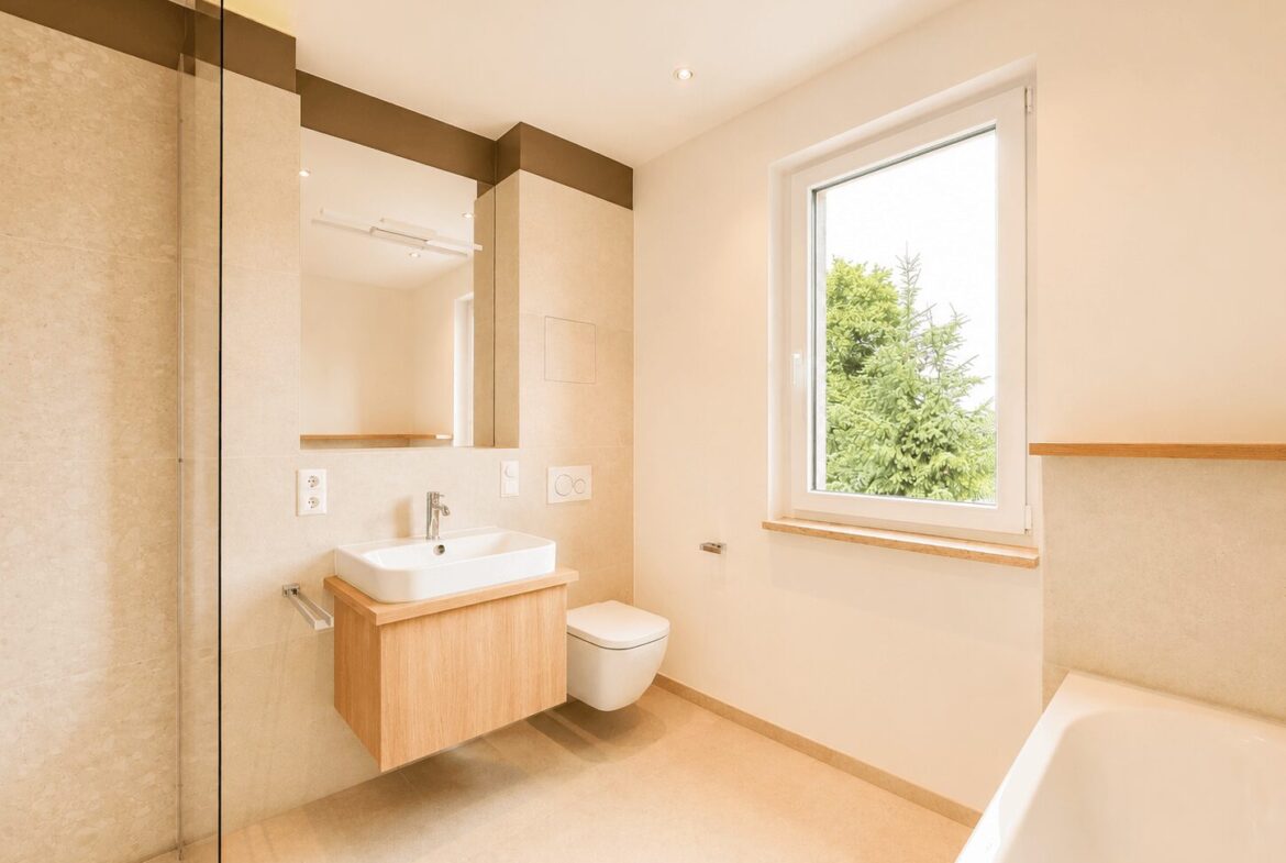 zwei Badezimmer