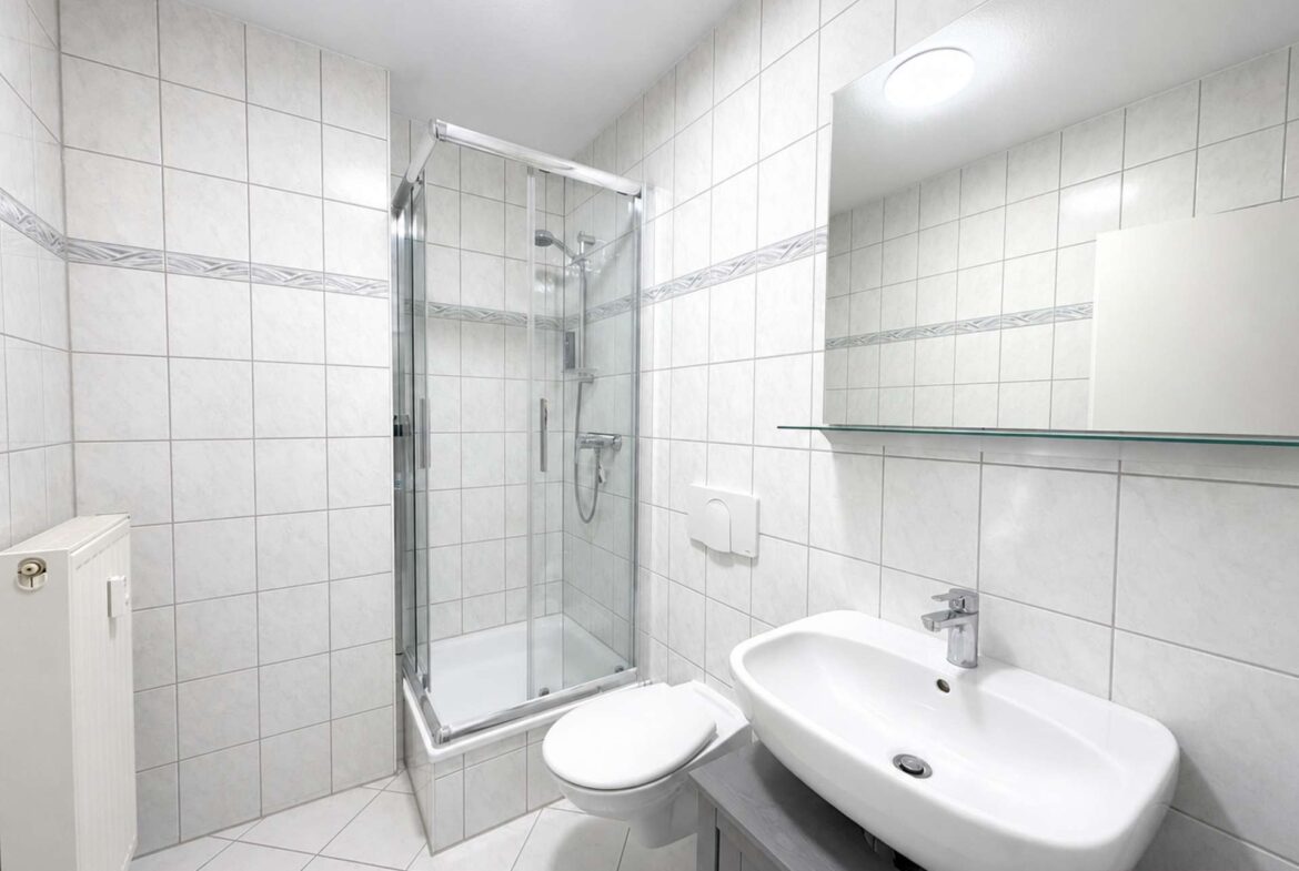 Badezimmer mit Dusche