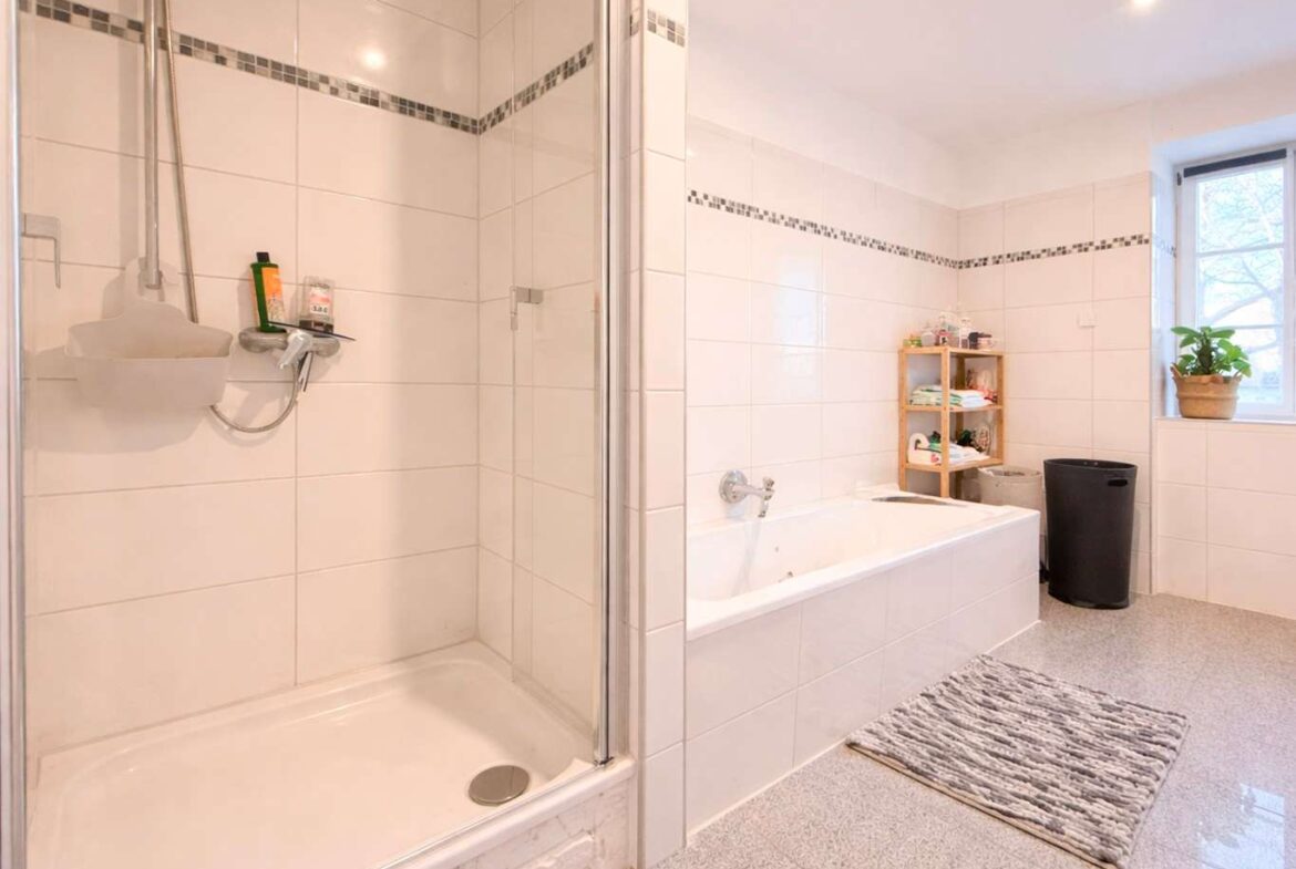 Wanne und Dusche 