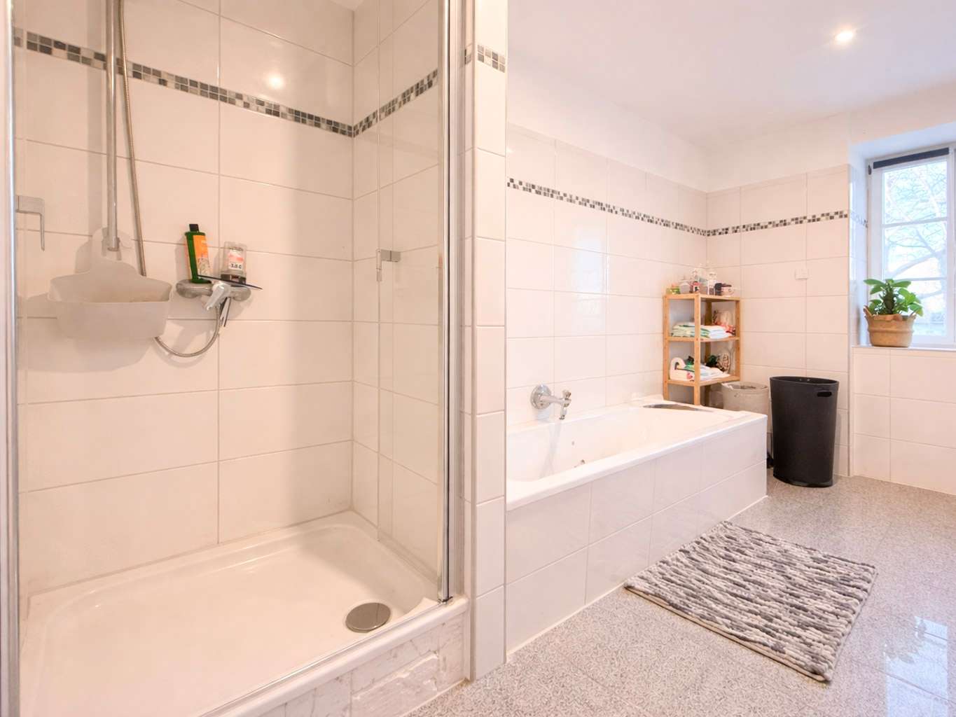 Wanne und Dusche 