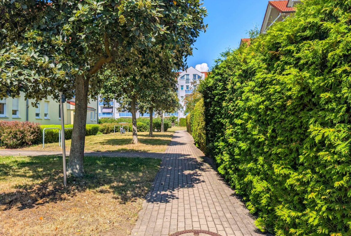 Weg hinter dem Haus
