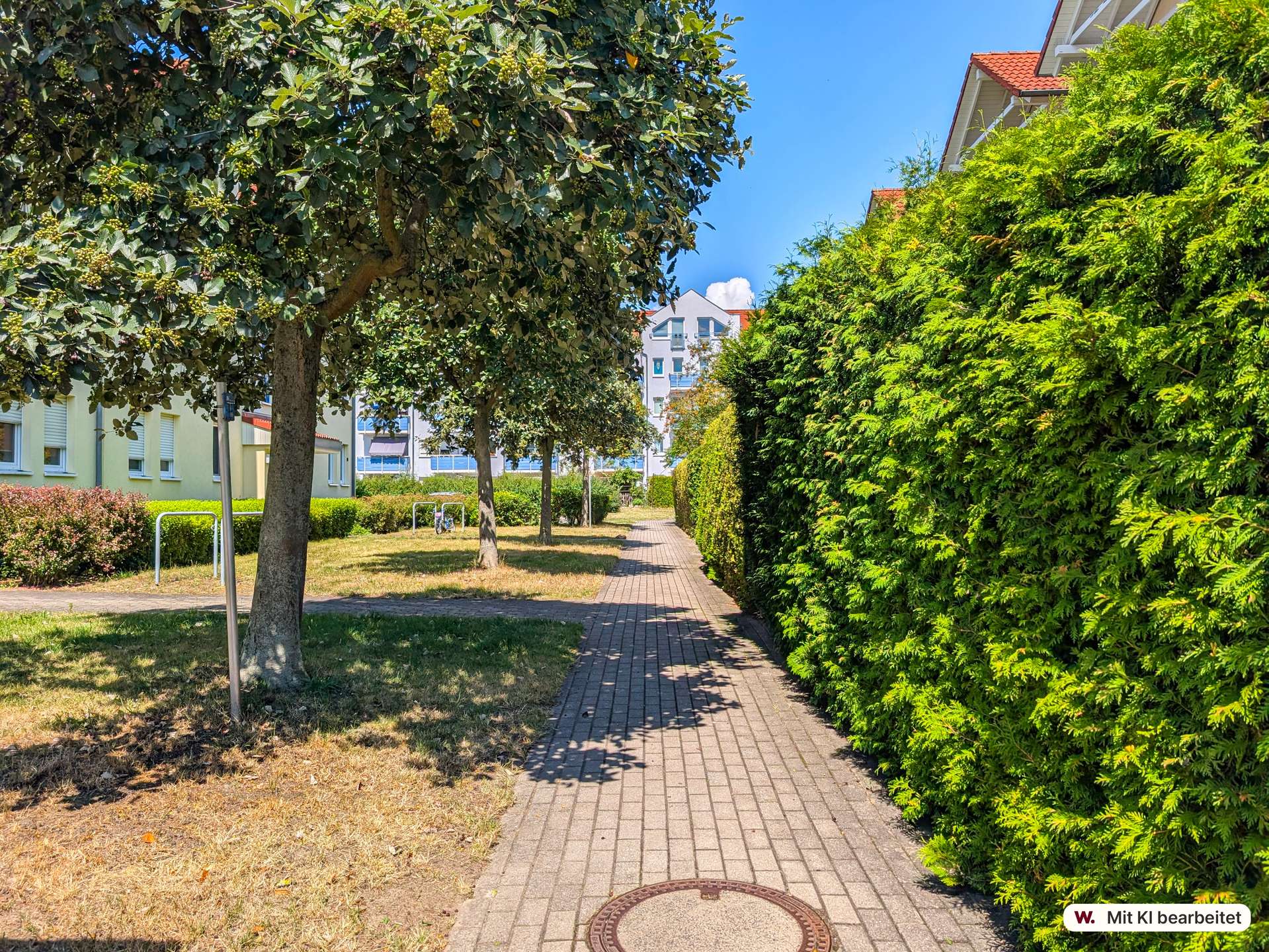 Weg hinter dem Haus