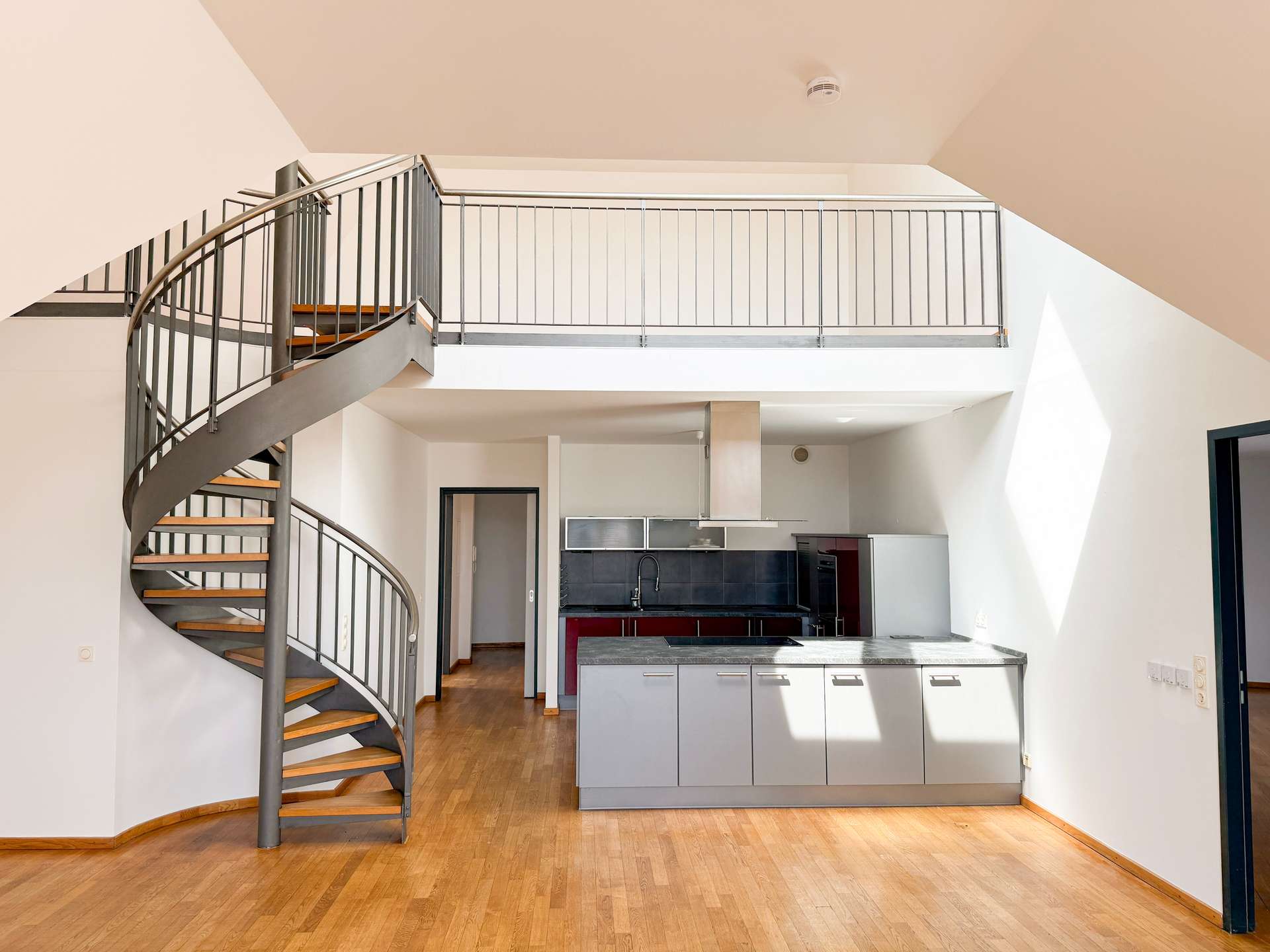 Wohnbereich mit Wendeltreppe