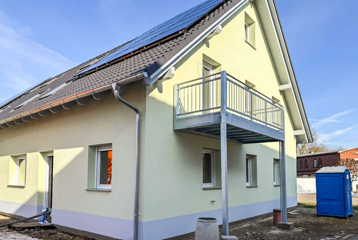 Hausansicht mit Balkon