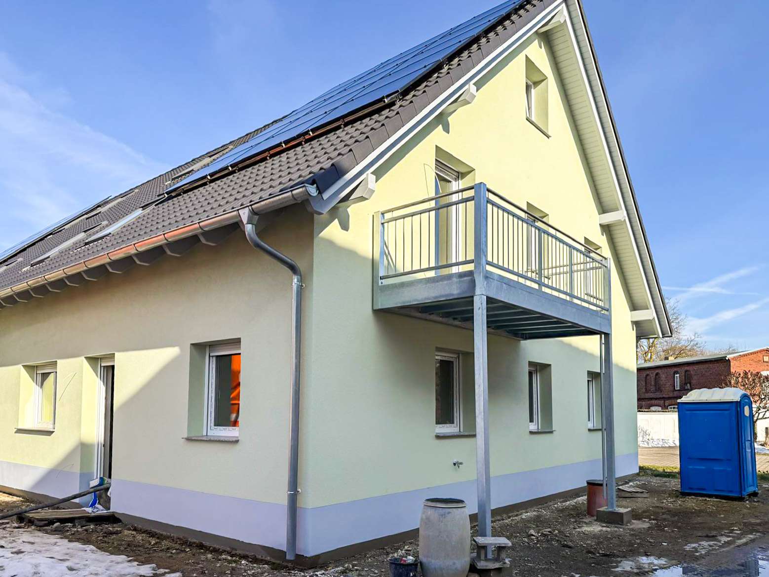 Hausansicht mit Balkon