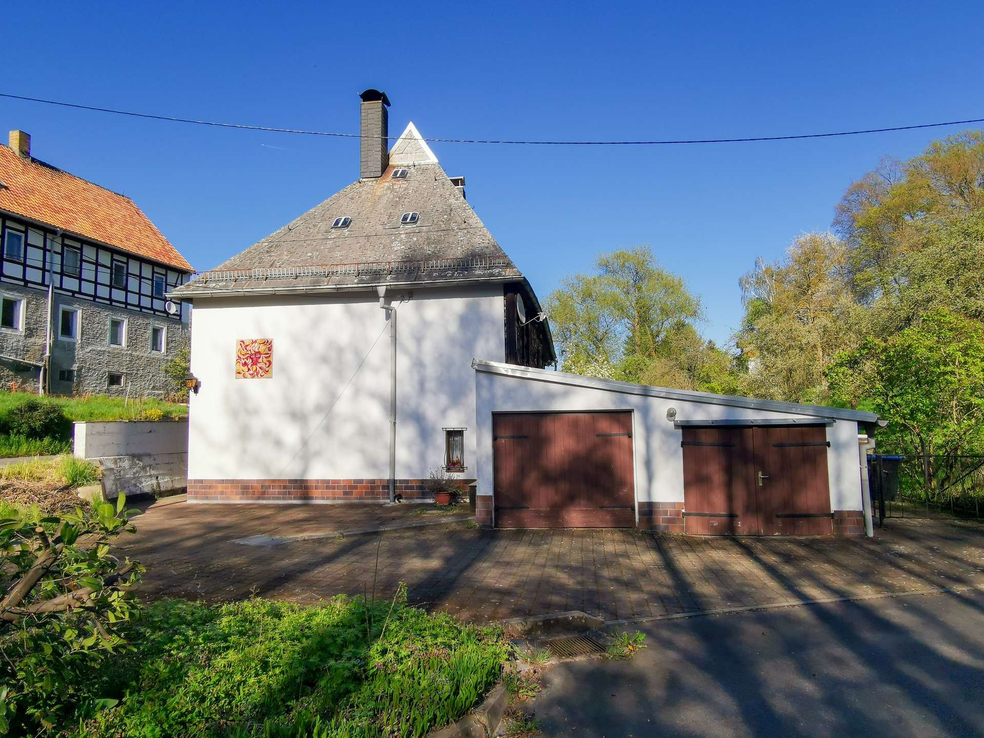 Außenansicht mit Garagen