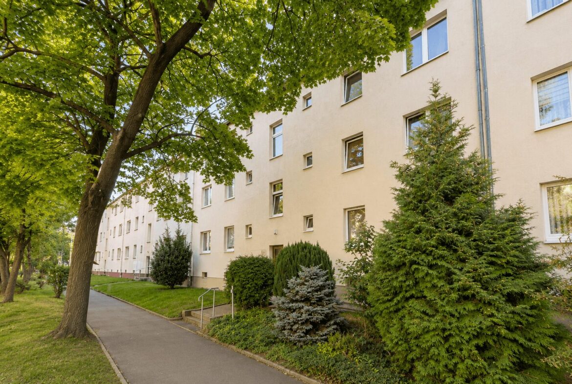 Hausansicht mit Bäumen