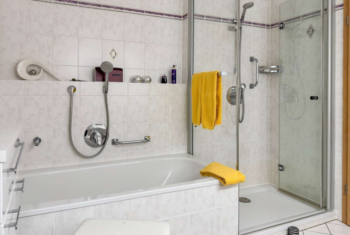 Wanne und Dusche
