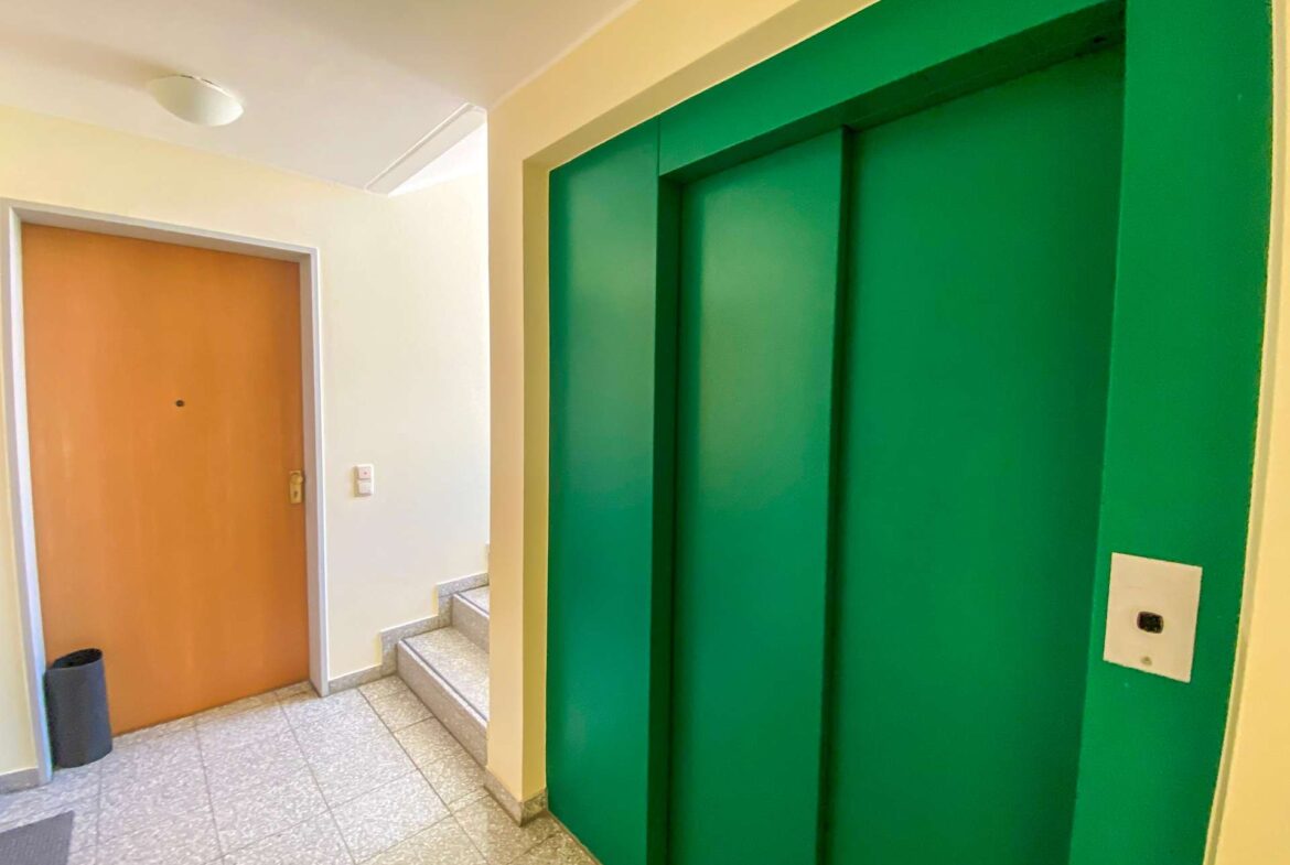 Wohnungseingang mit Aufzug