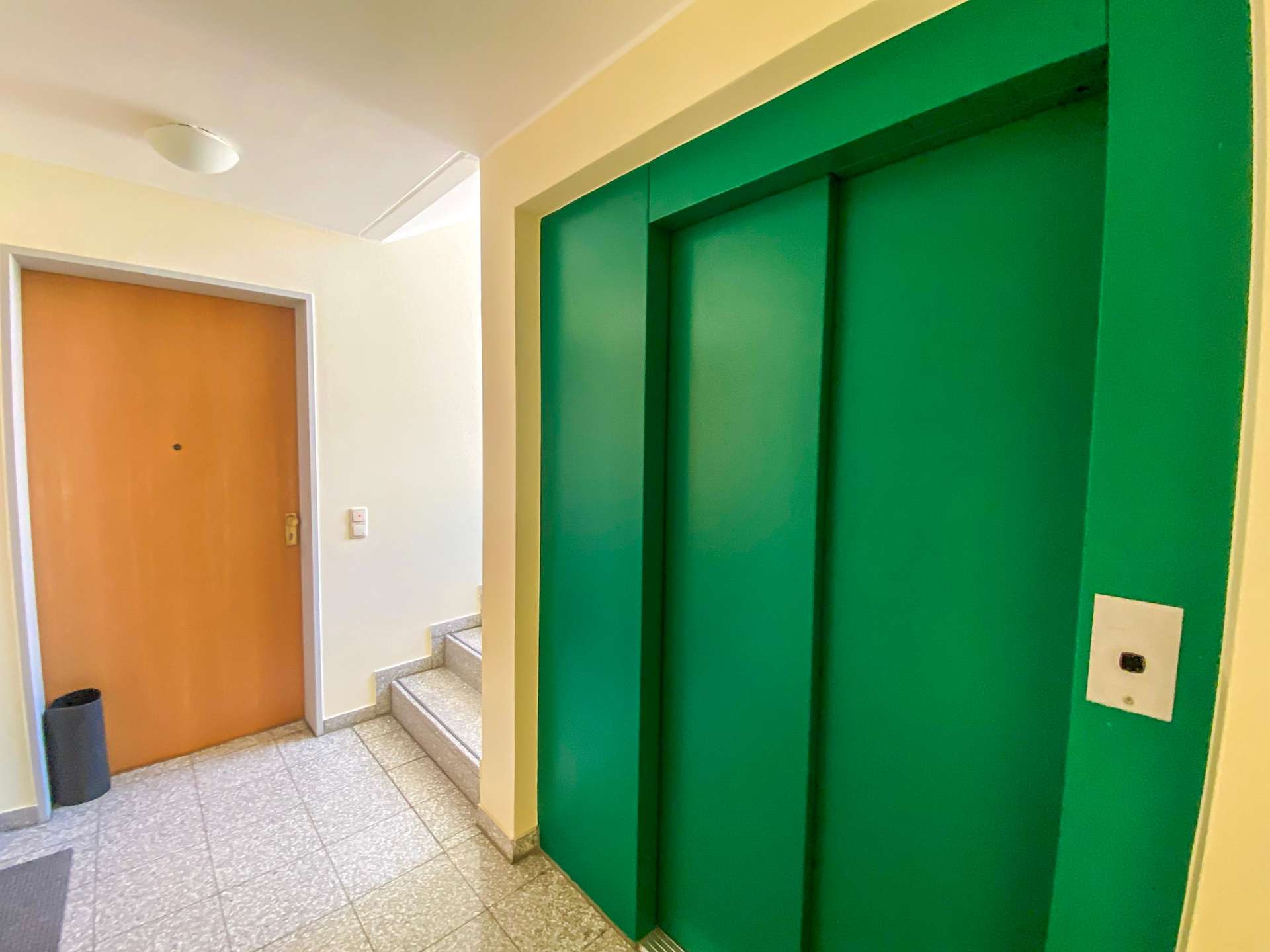 Wohnungseingang mit Aufzug