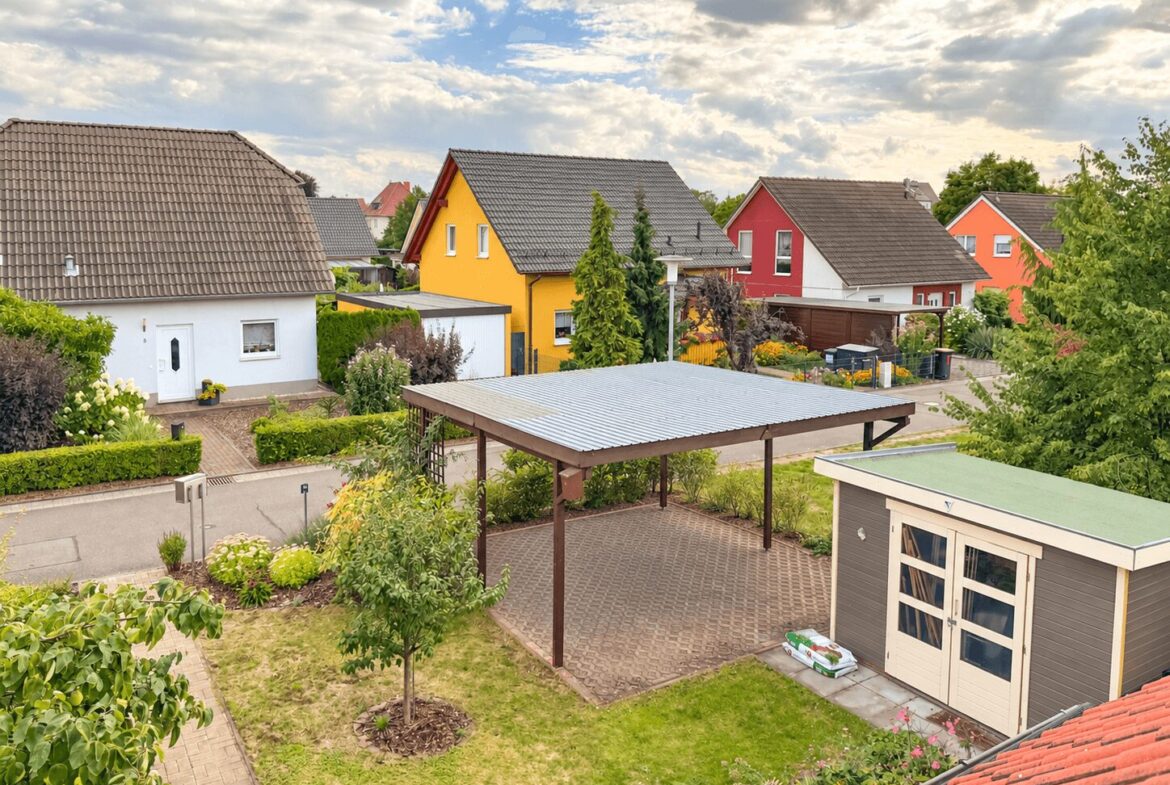 Vorgarten mit Carport