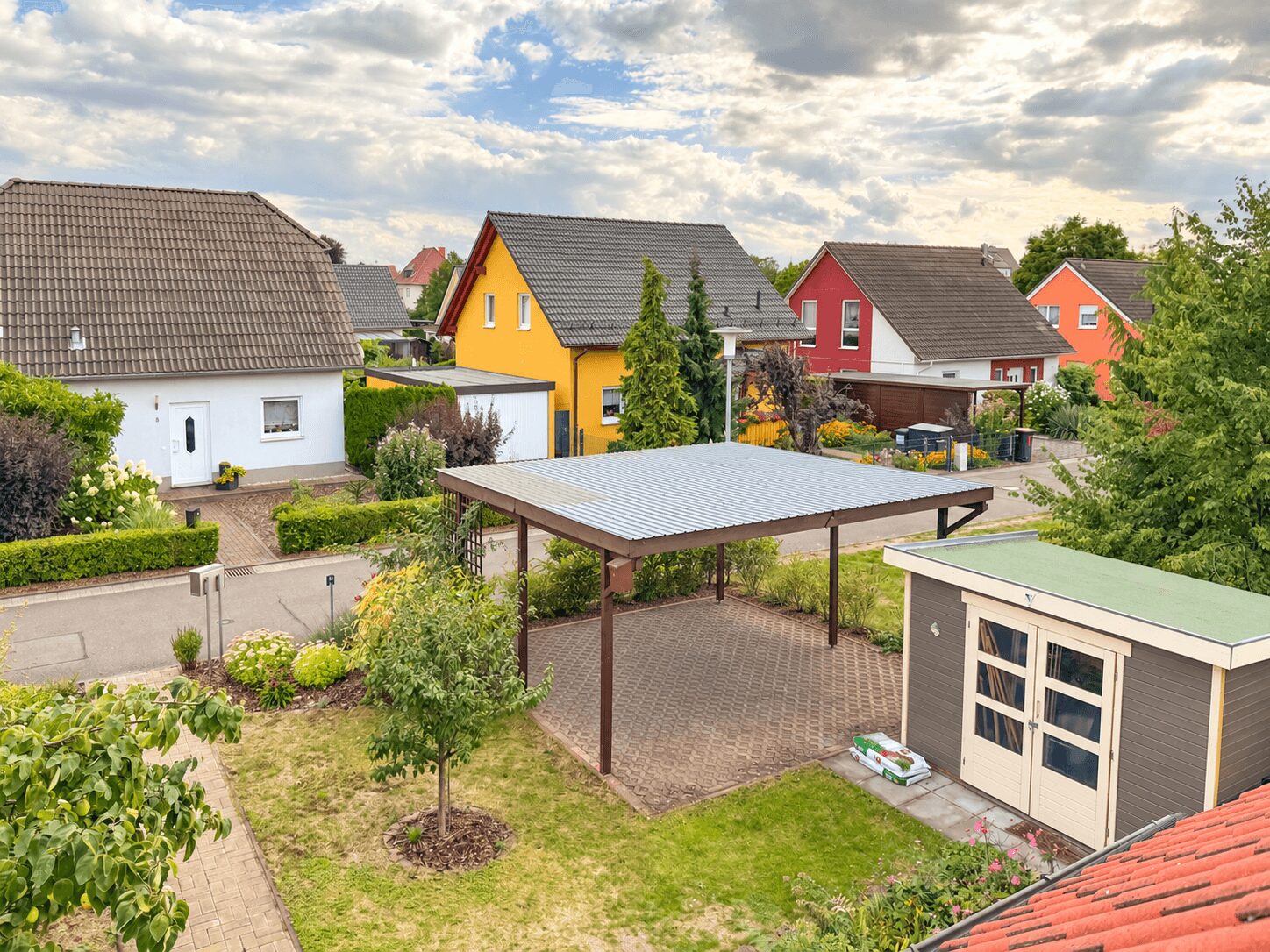 Vorgarten mit Carport