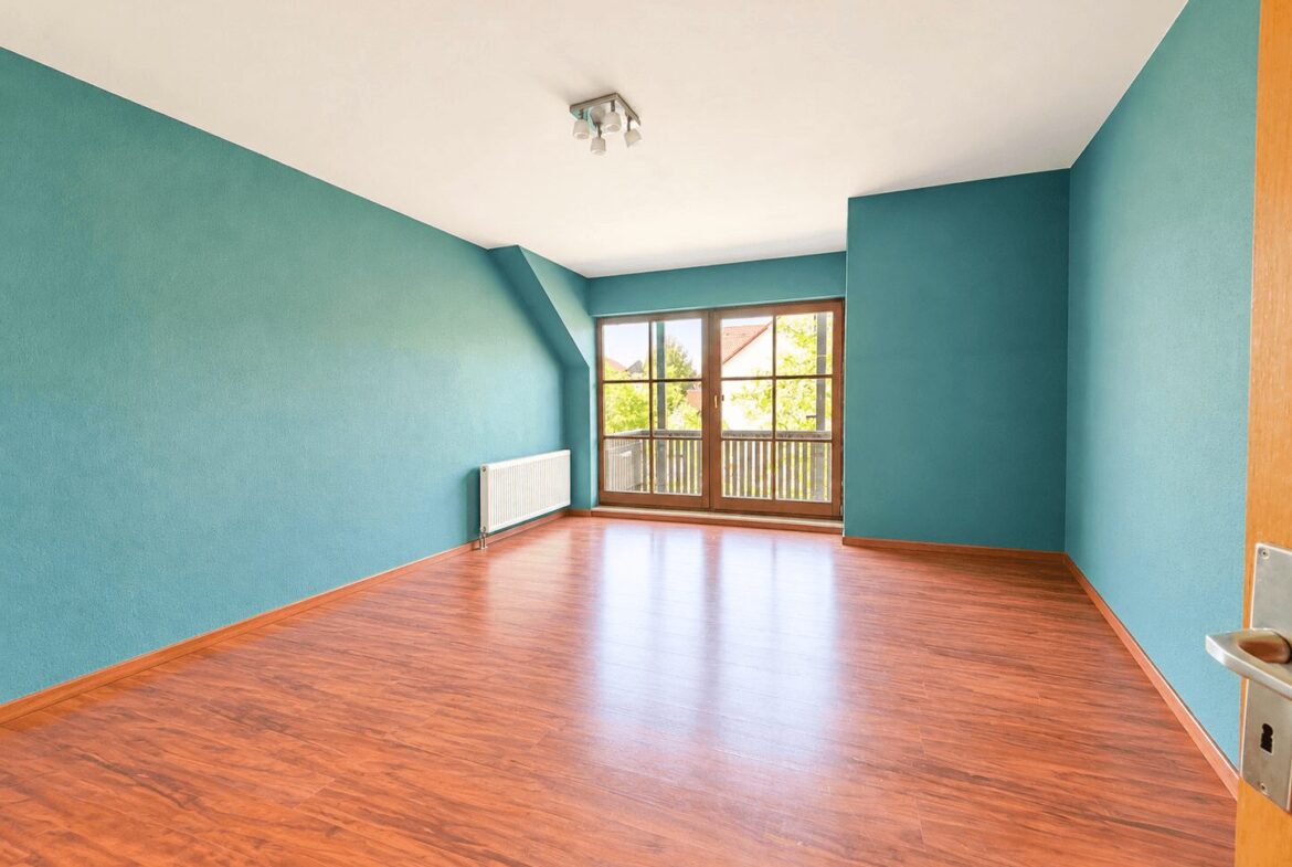 Wohnzimmer mit Balkonzugang