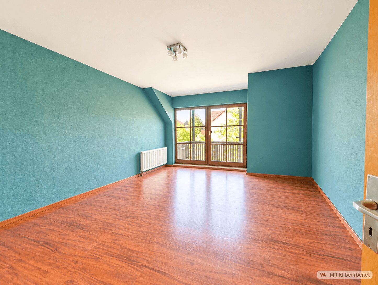 Wohnzimmer mit Balkonzugang