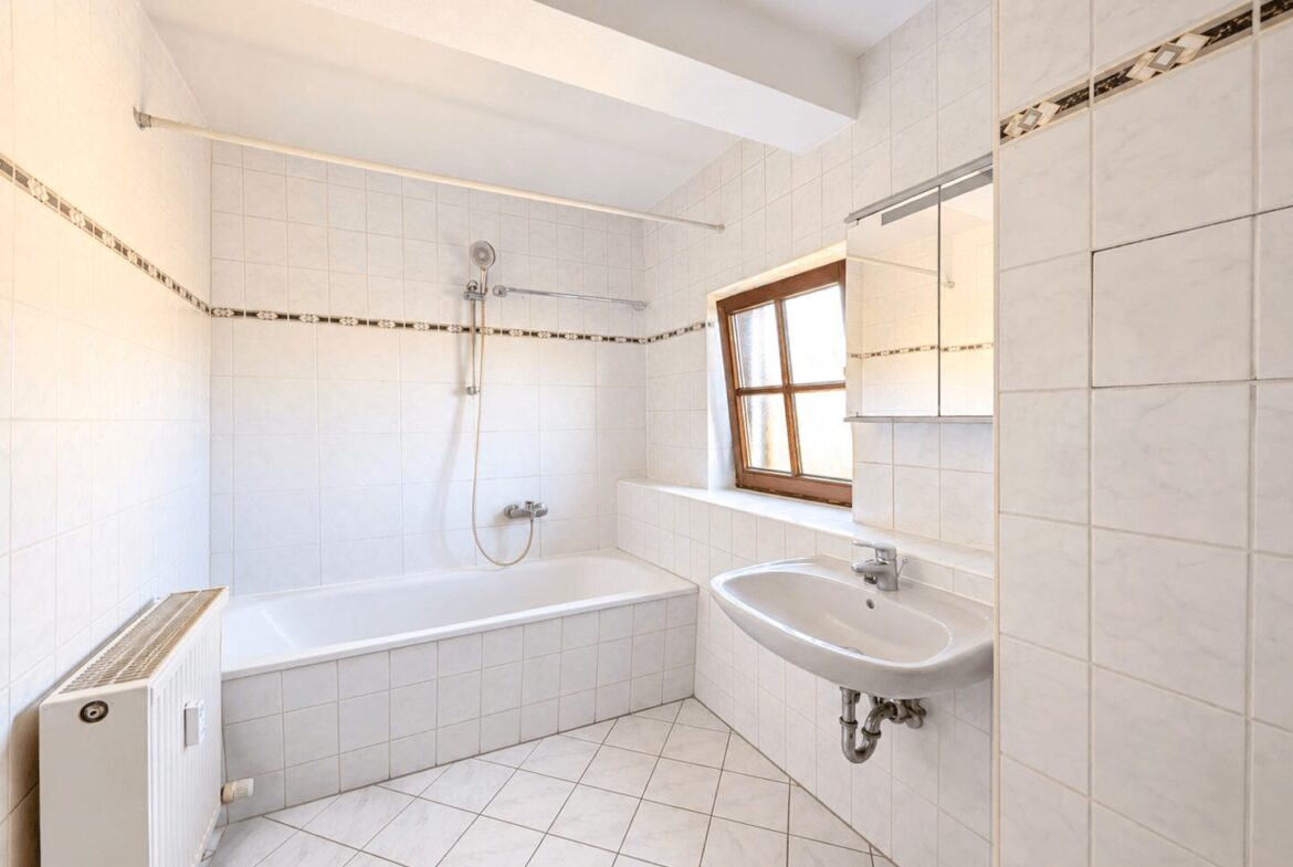 Tageslichtbad mit Wanne