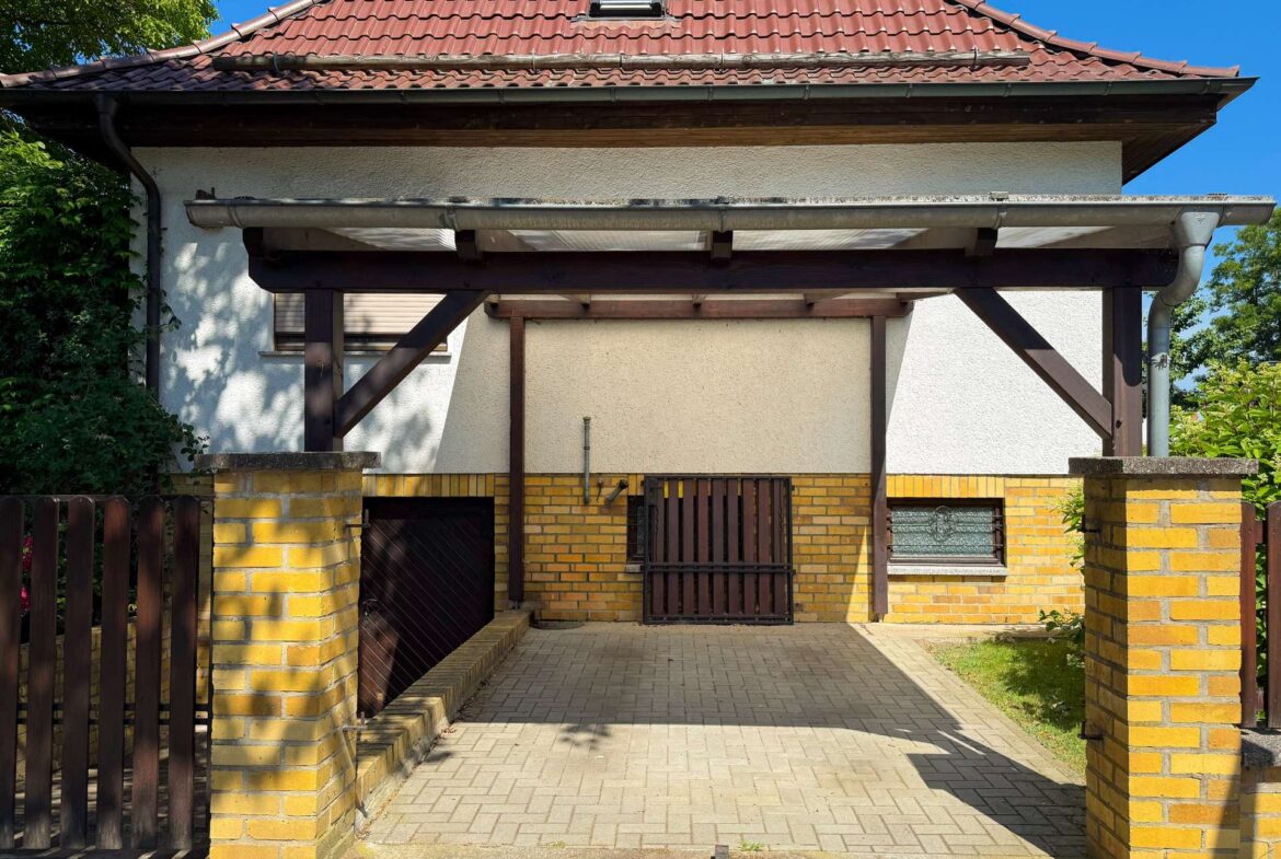 angrenzendes Carport