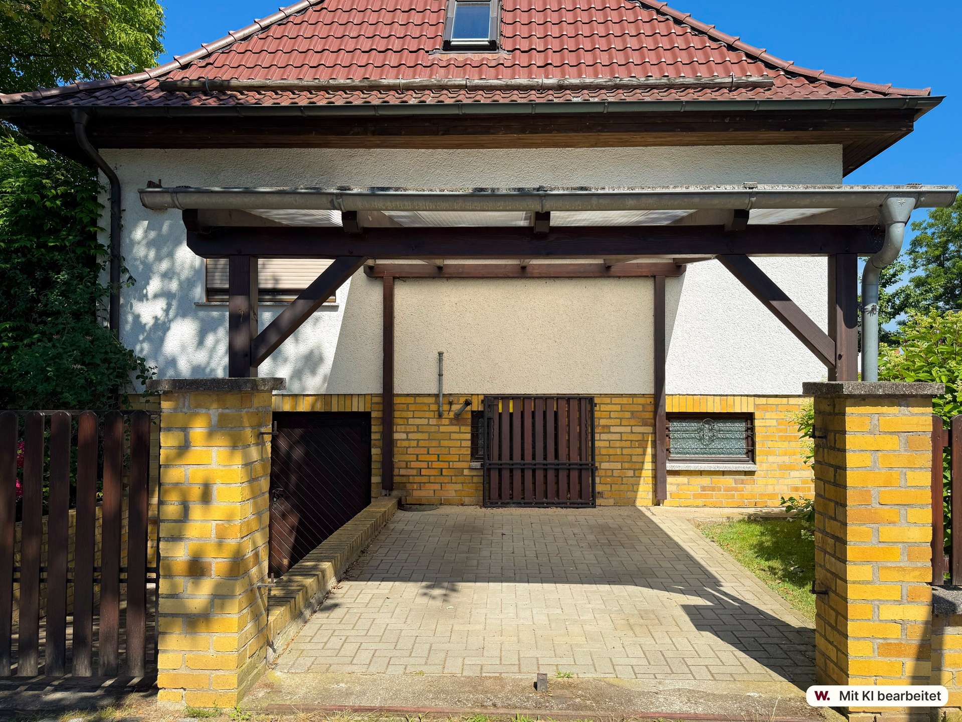 angrenzendes Carport