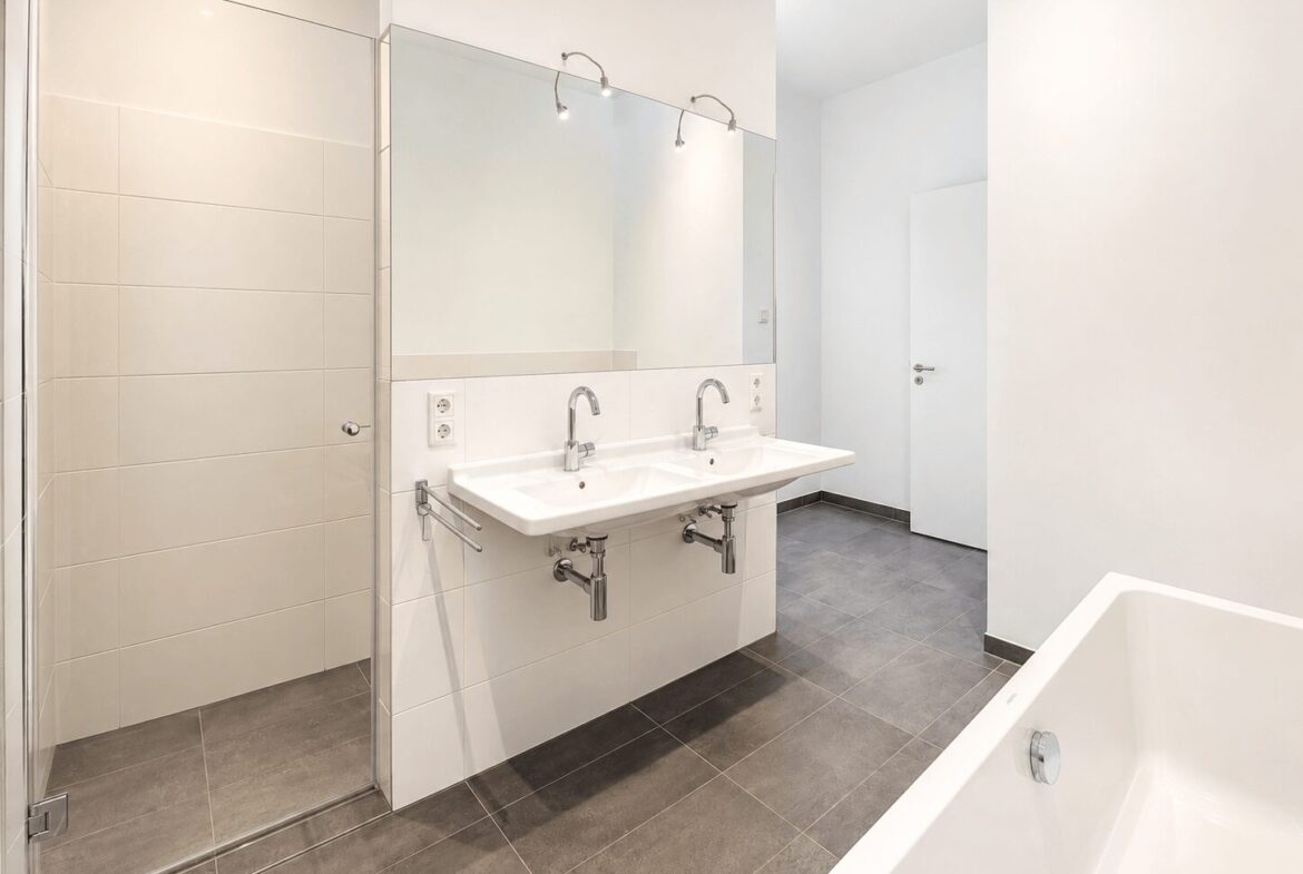 Großes Badezimmer 