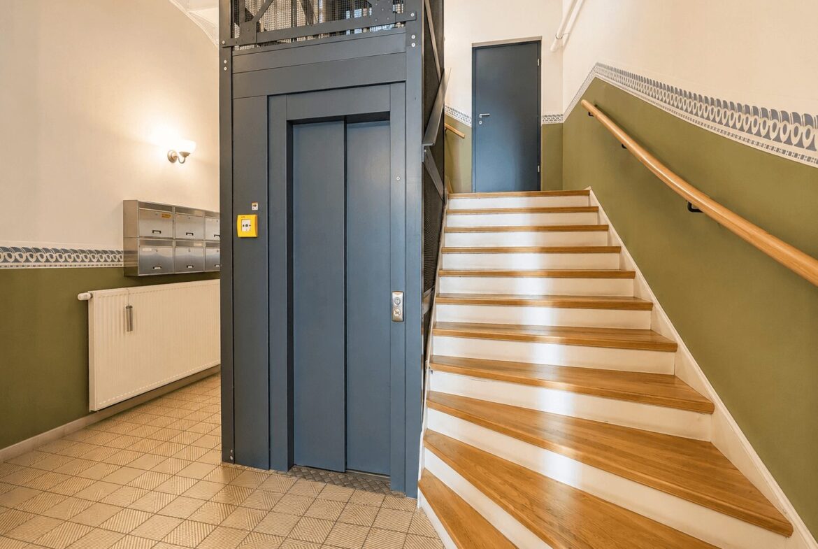 Treppenhaus mit Aufzug
