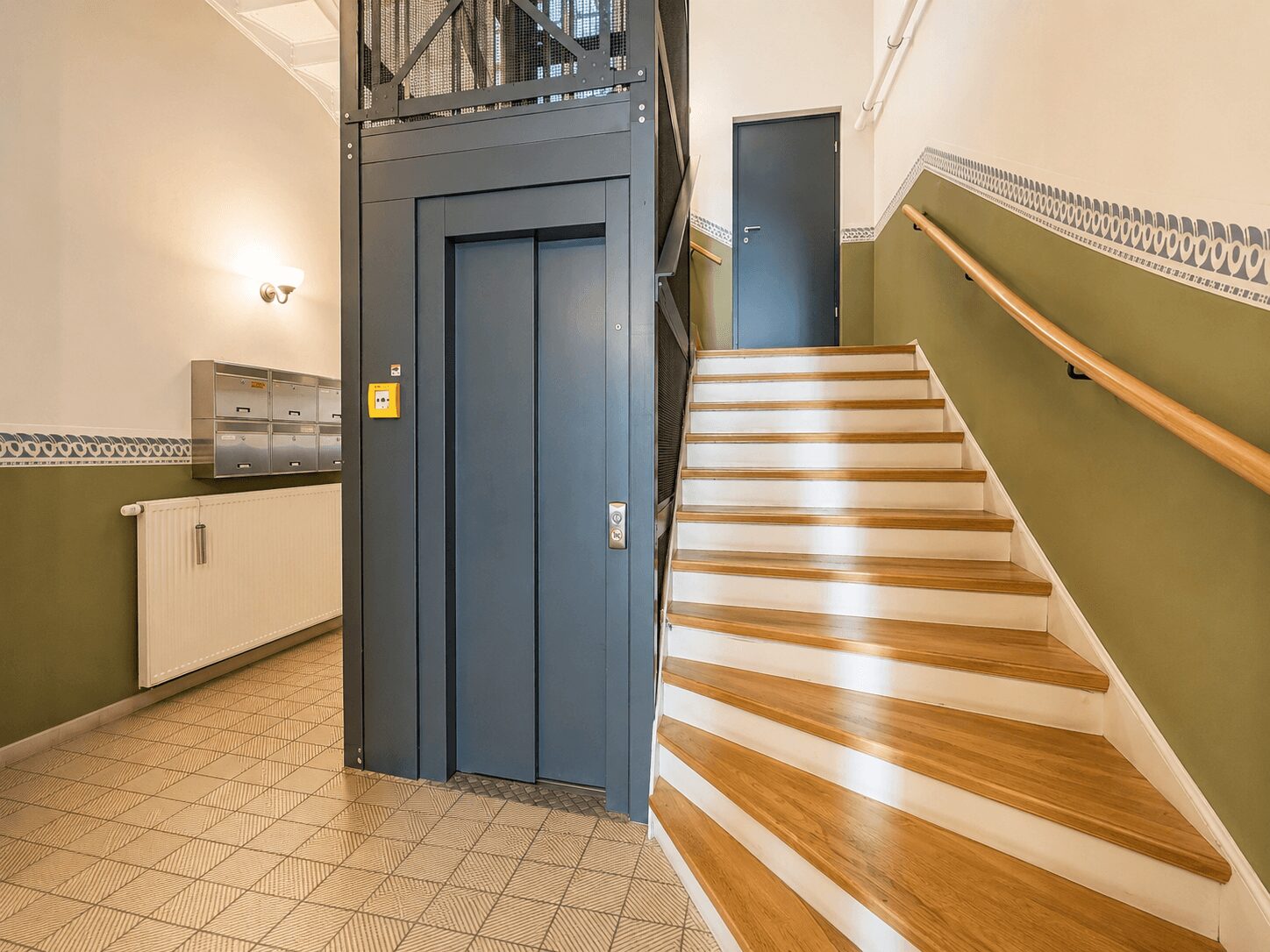 Treppenhaus mit Aufzug