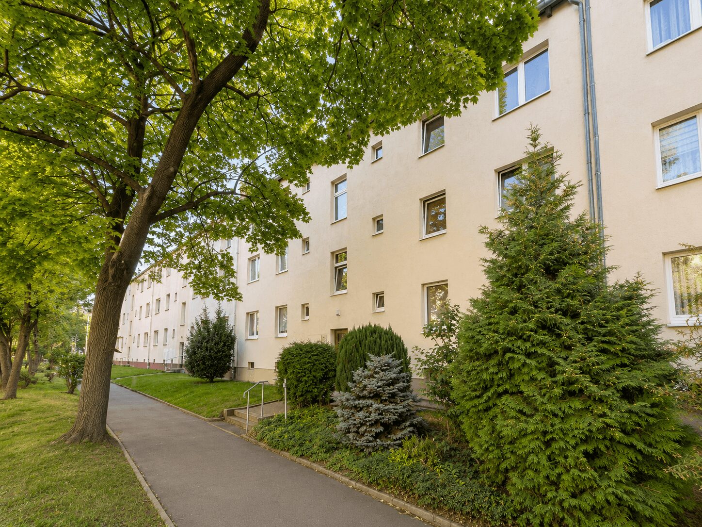 Hausansicht mit Bäumen