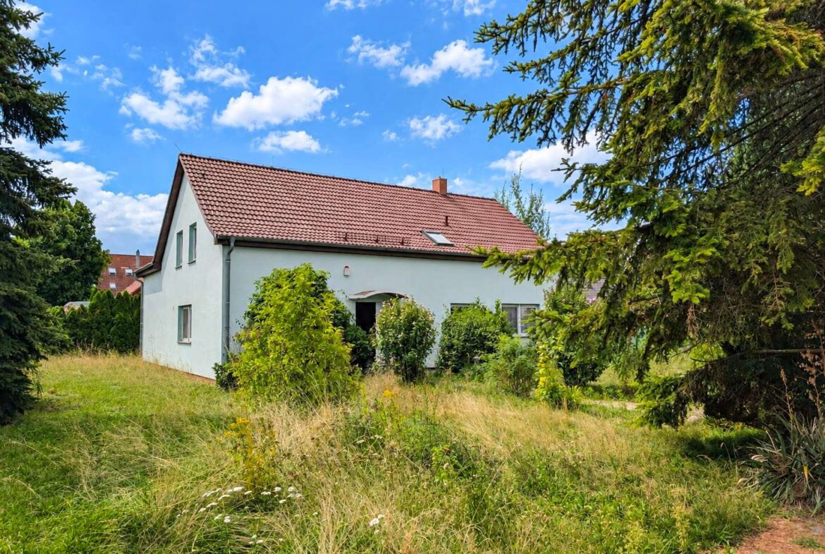 Hausansicht im Grünen