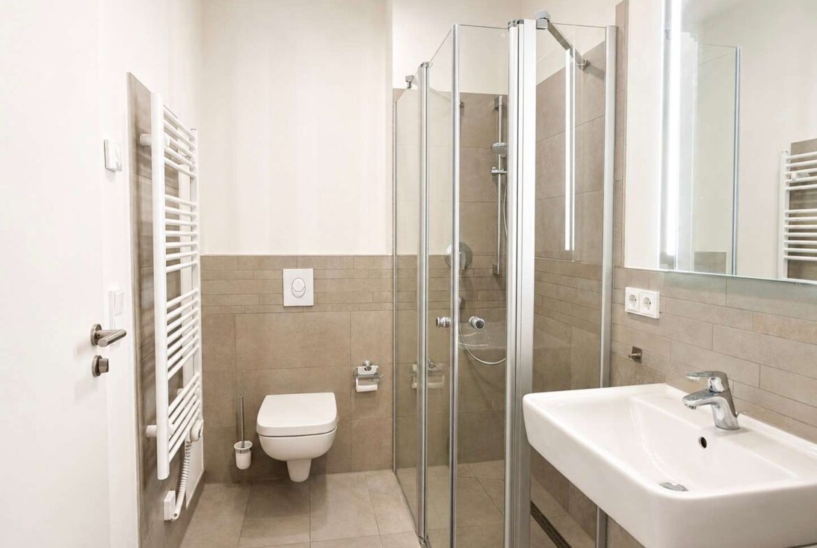 Gäste-Badezimmer mit Dusche