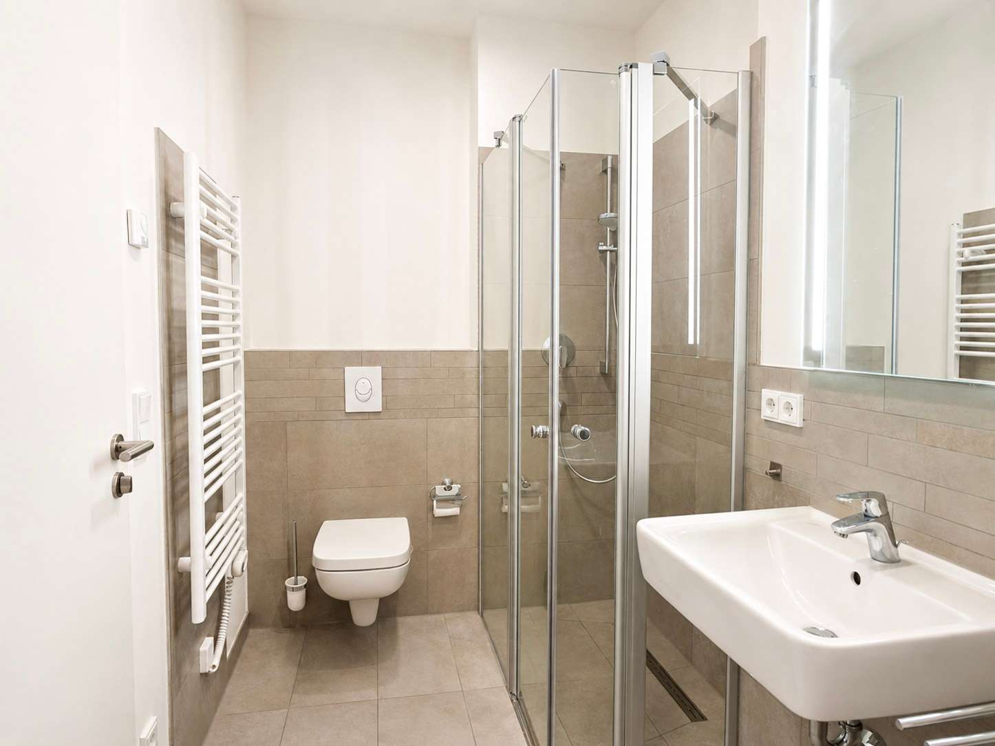 Gäste-Badezimmer mit Dusche