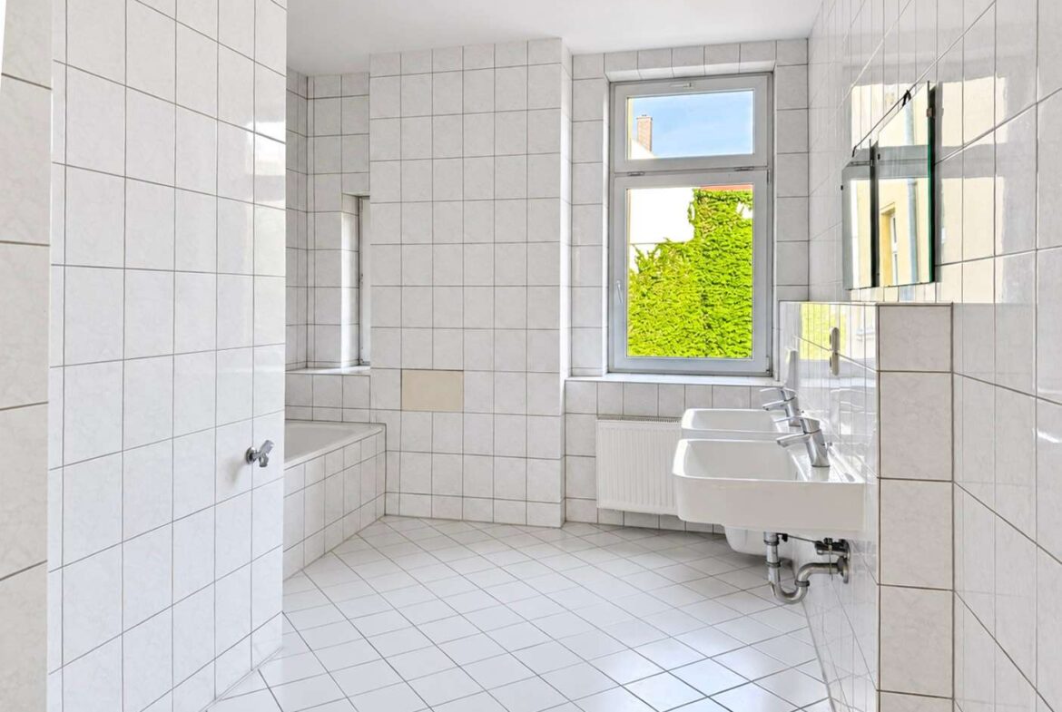 geräumiges Bad mit Doppelwaschbecken