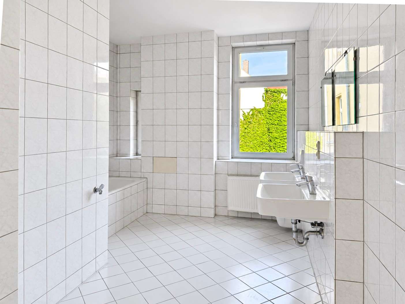 geräumiges Bad mit Doppelwaschbecken