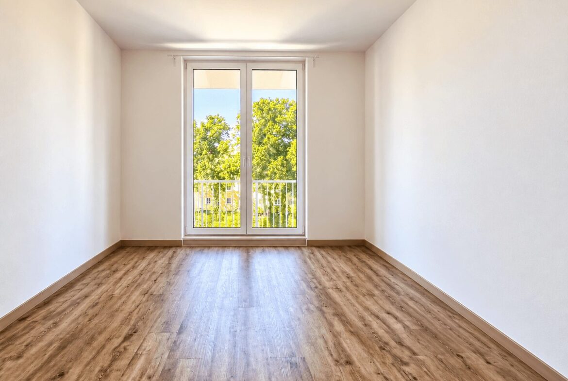 Zimmer mit Balkonzugang