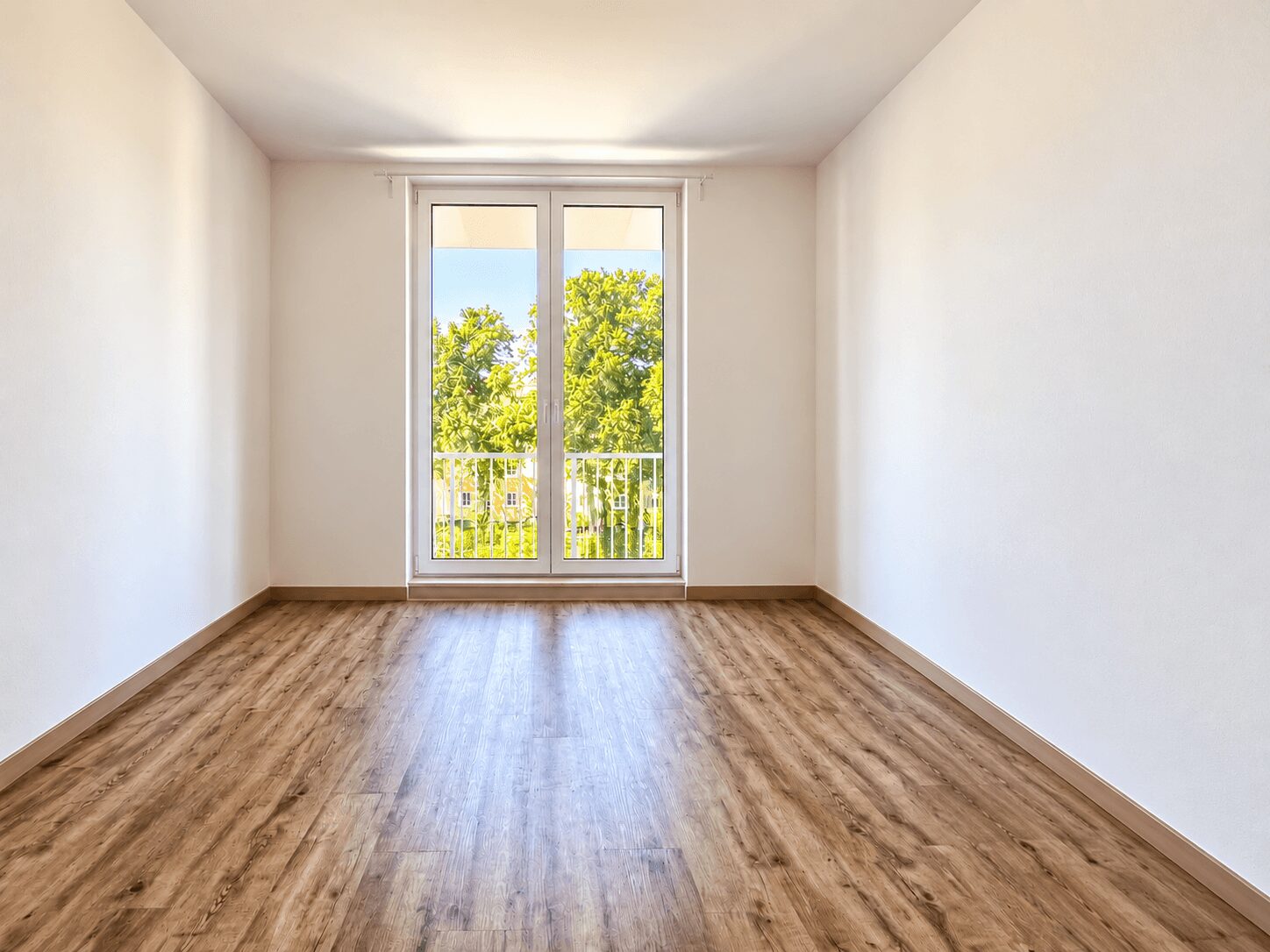 Zimmer mit Balkonzugang