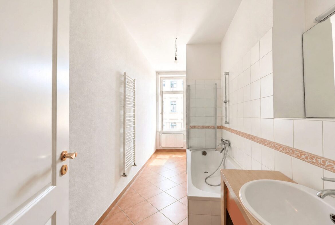 Tageslichtbad mit Wanne